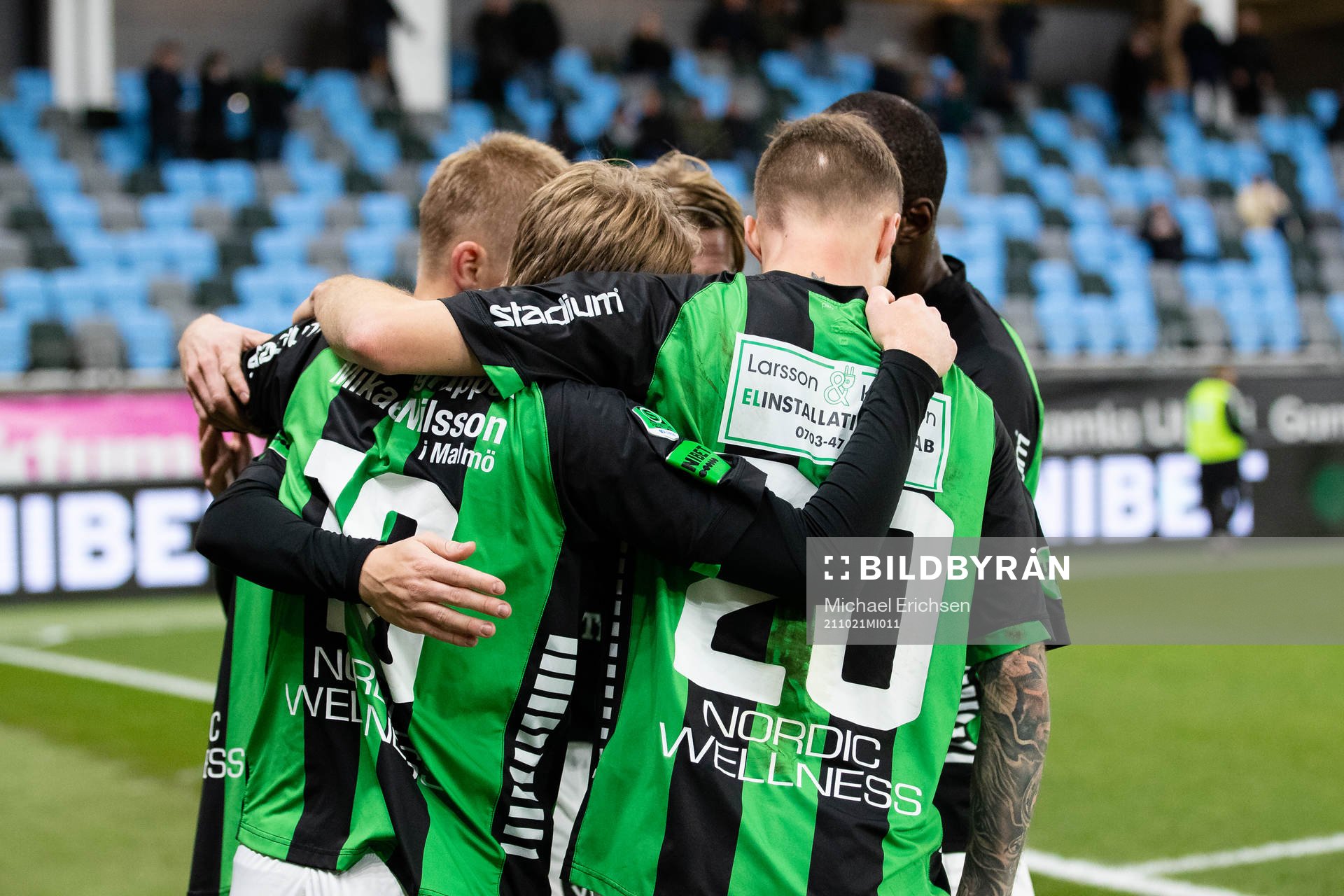 GAIS Viktor Alexandersson jublar med lagkamrater