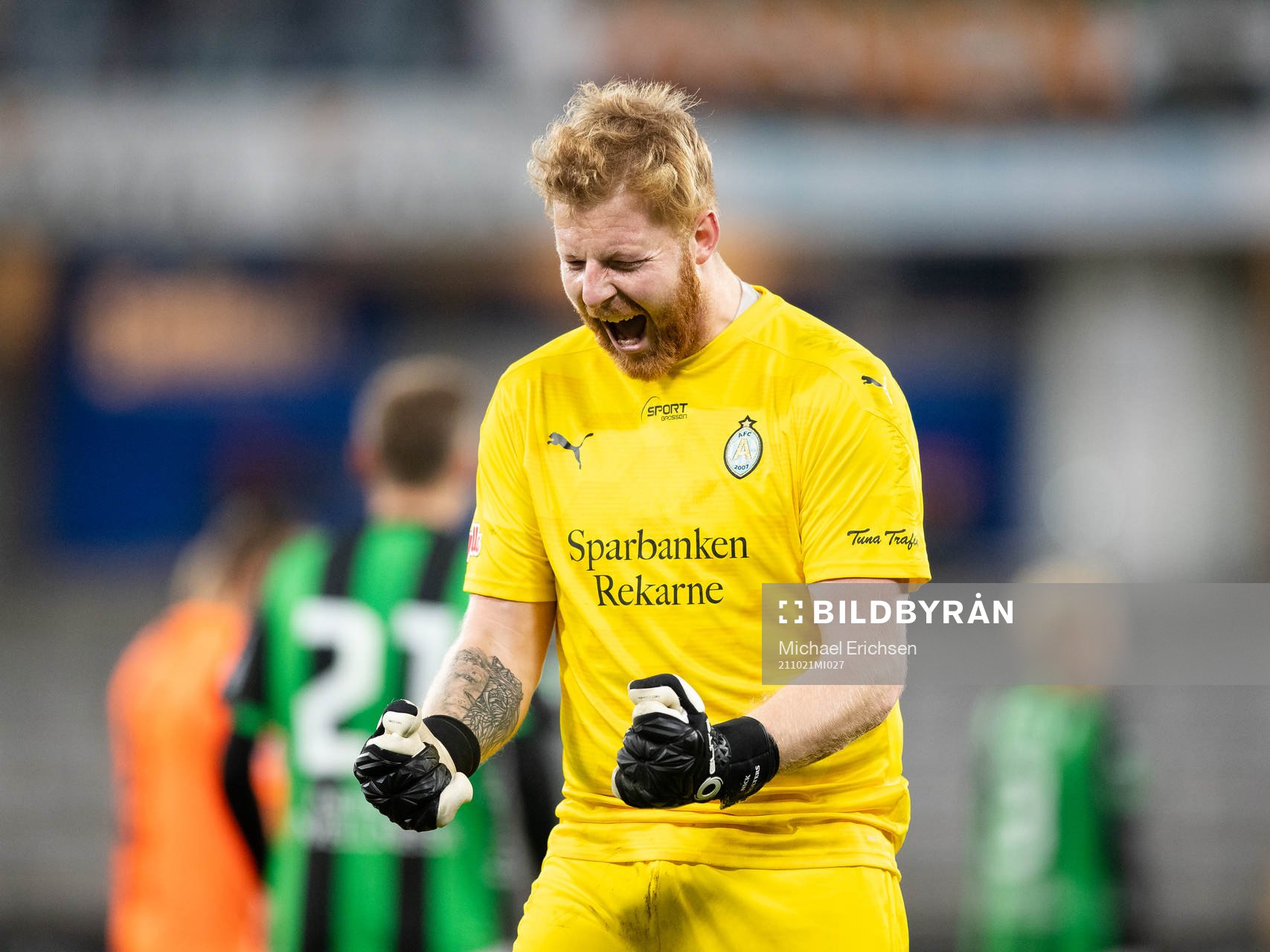 AFC Eskilstunas målvakt Nick Wolters jublar