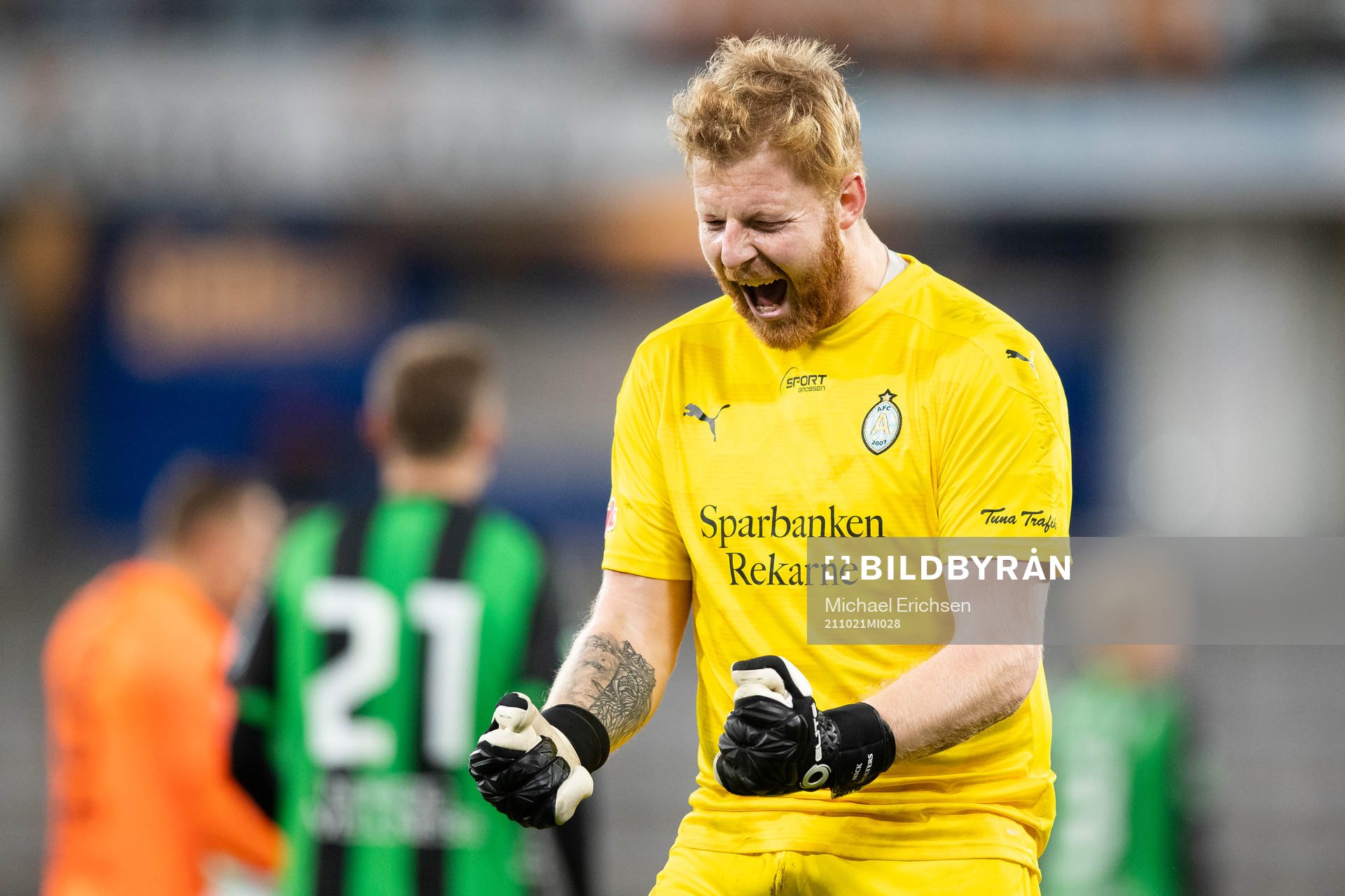 AFC Eskilstunas målvakt Nick Wolters jublar