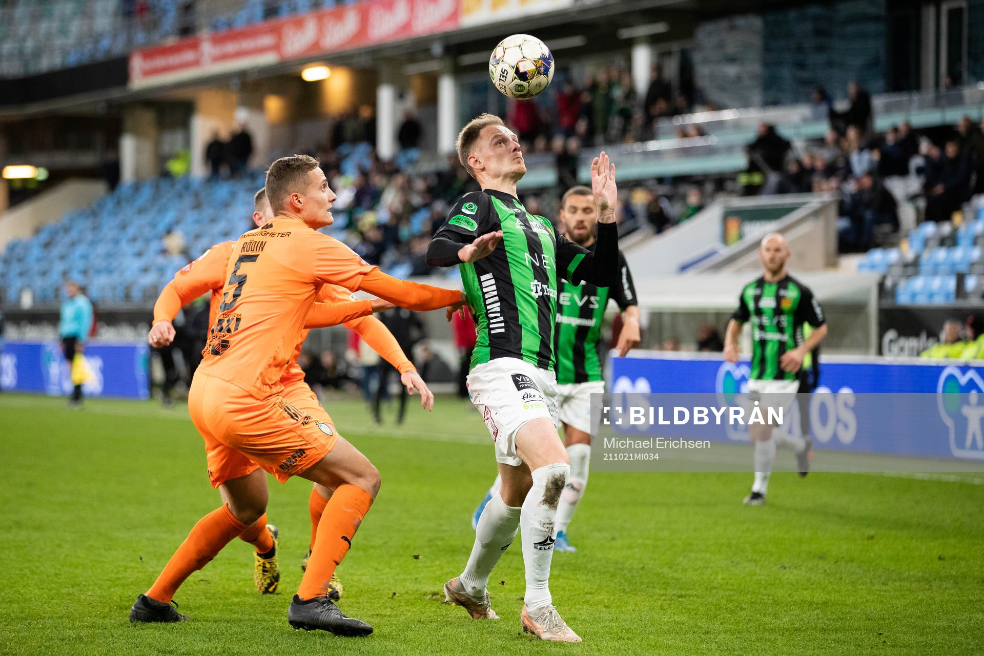 AFC Eskilstunas Pontus Rödin och GAIS Simon Alexandersson under fotbollsmatchen i Superettan mellan GAIS och AFC Eskilstuna den 21 oktober 2021 i Göteborg.