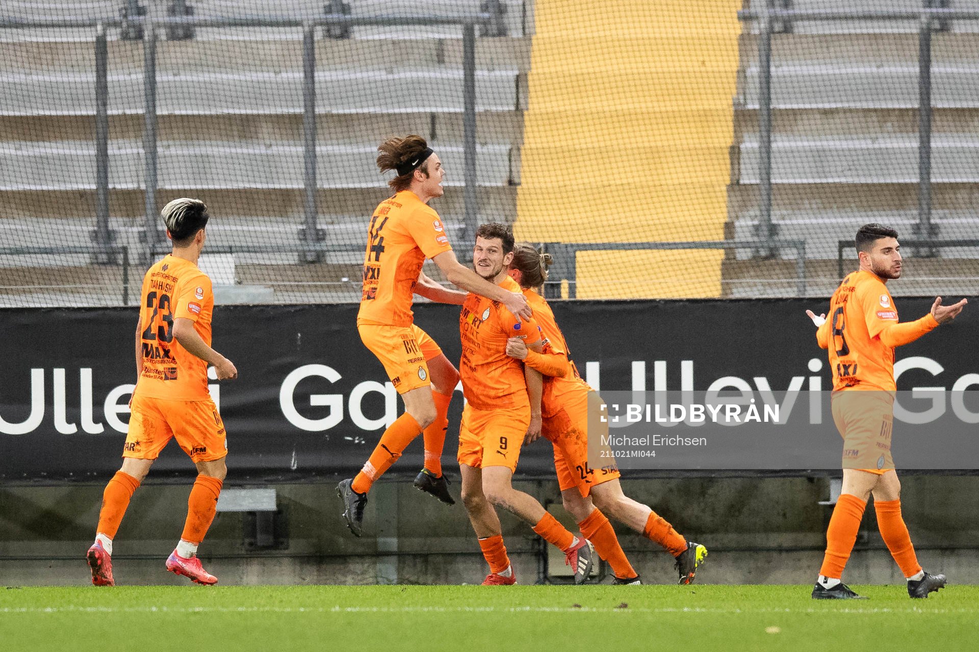 AFC Eskilstunas Ashley Mark Coffey jublar med lagkamrater