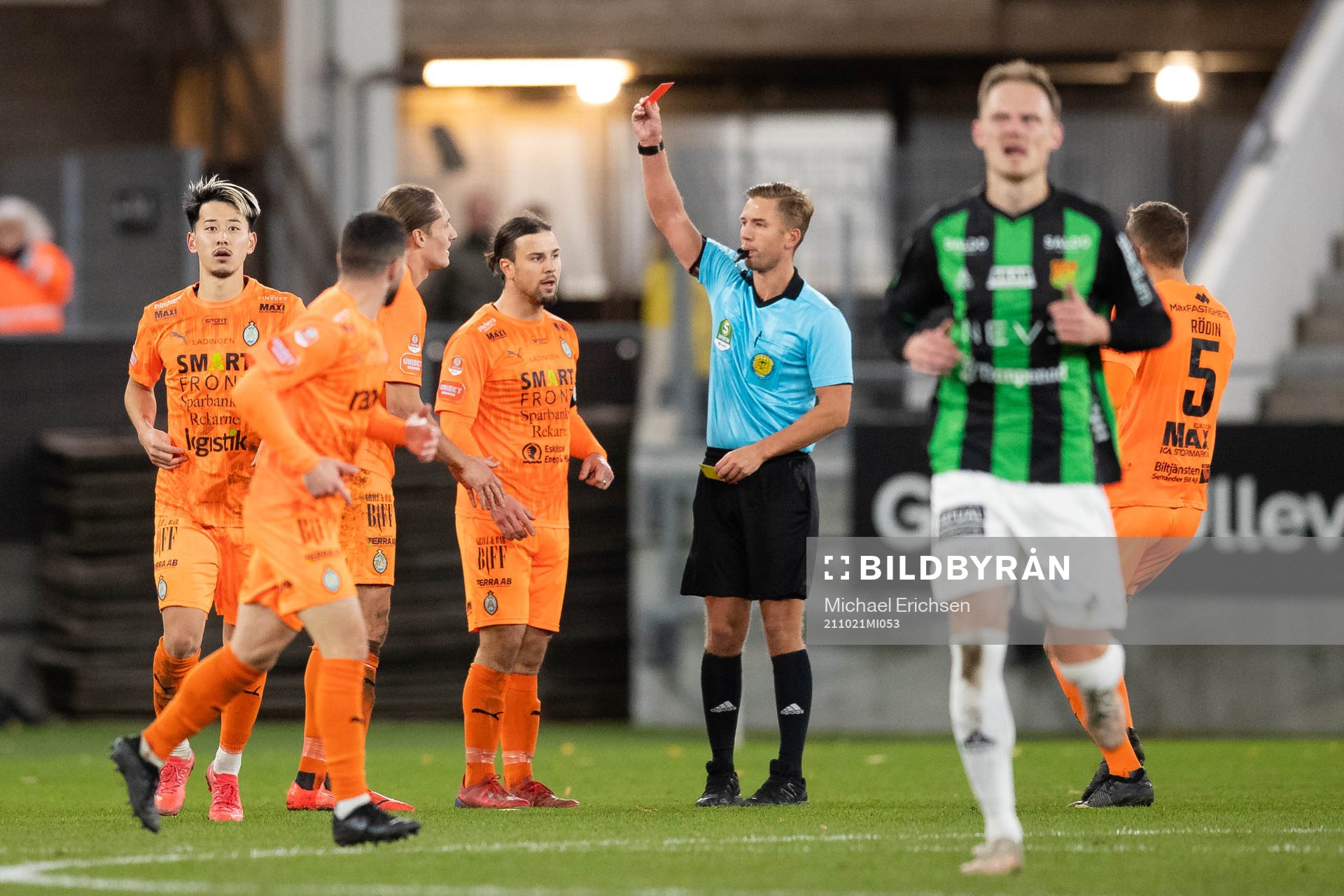 Domare Fredrik Hansson visar ut AFC Eskilstunas Felix Michel