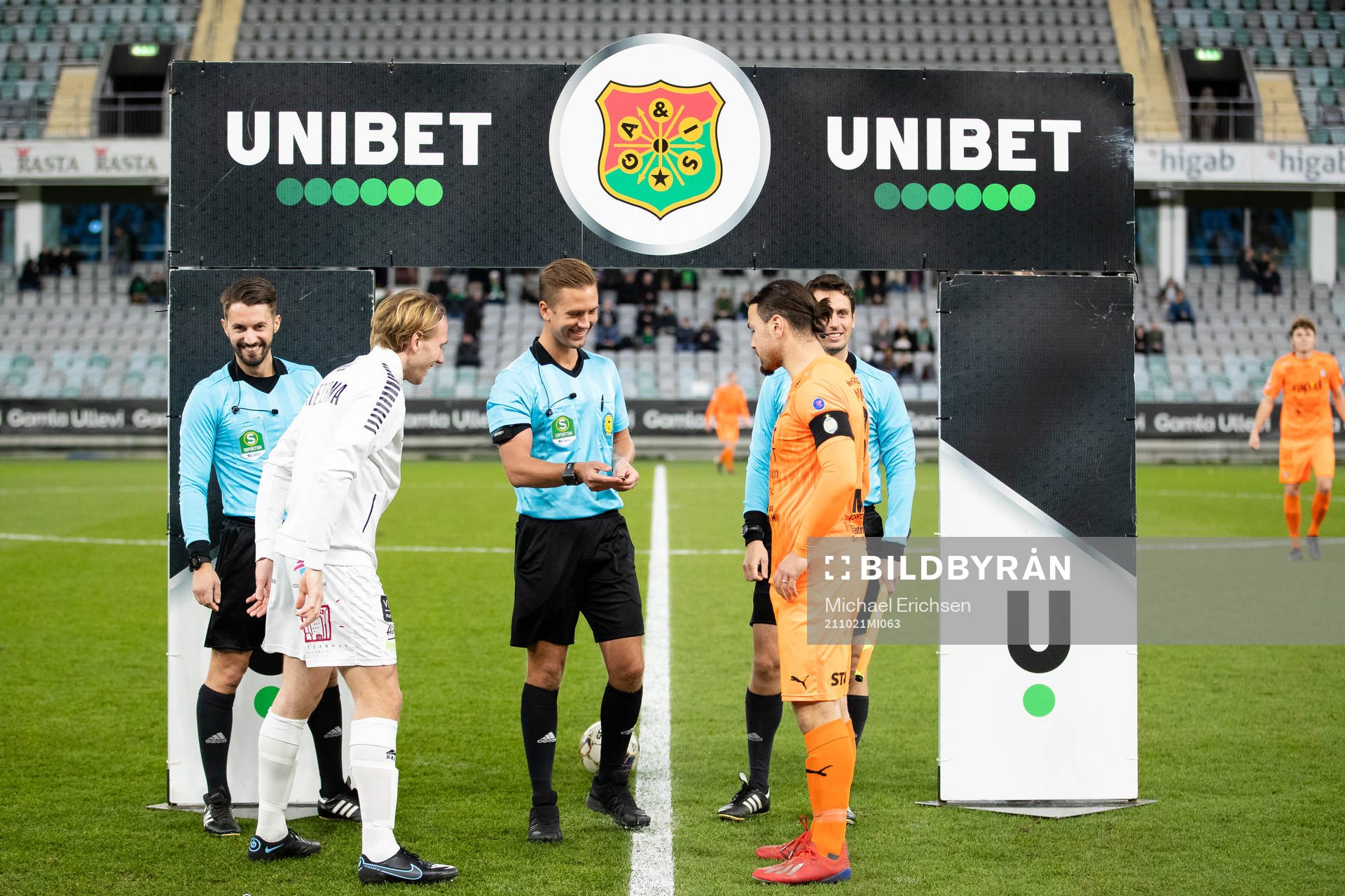 Domare Fredrik Hansson singlar slant mellan GAIS lagkapten