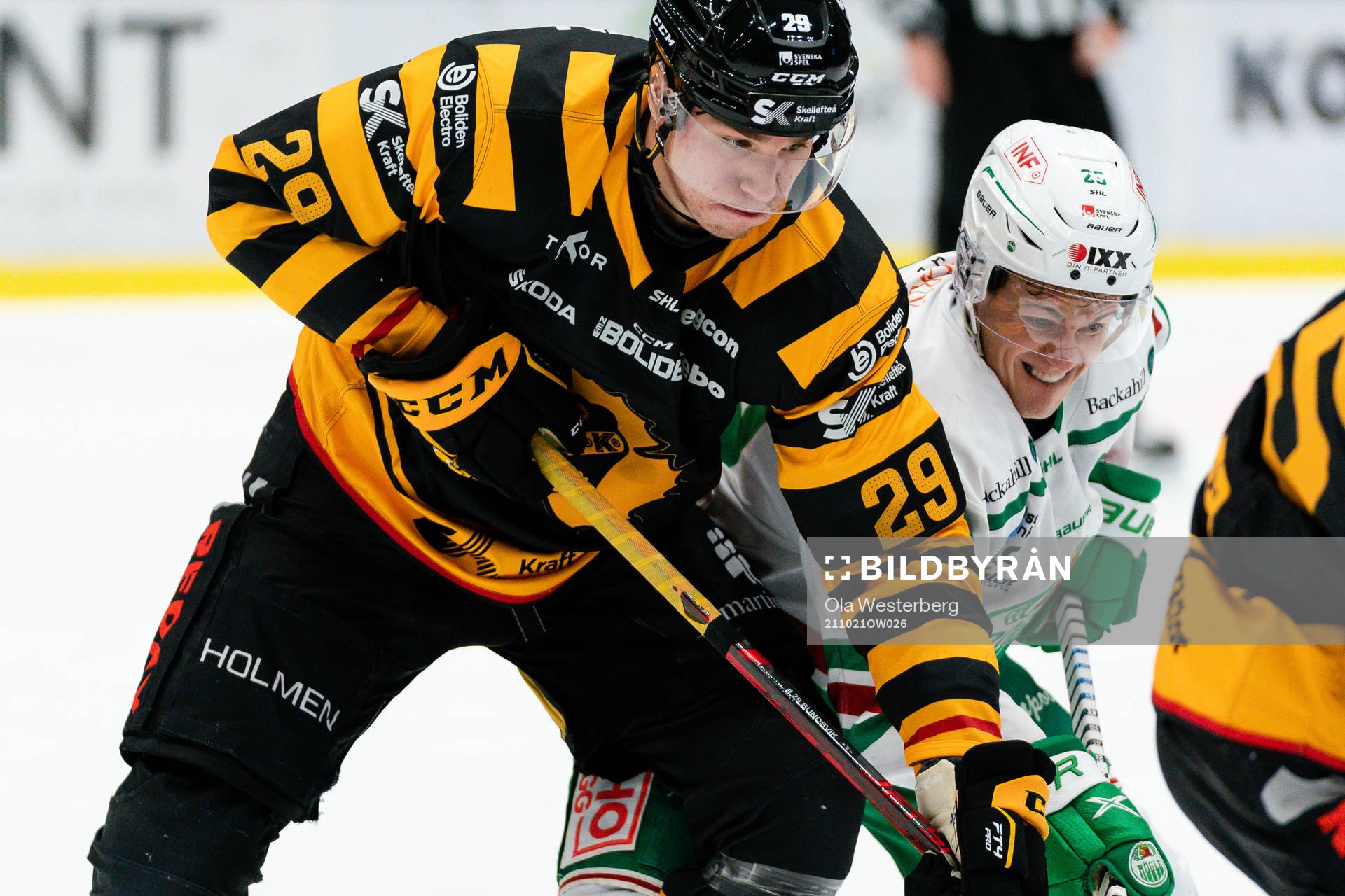 Skellefteås Albin Sundsvik och Rögles Tyler Kelleher