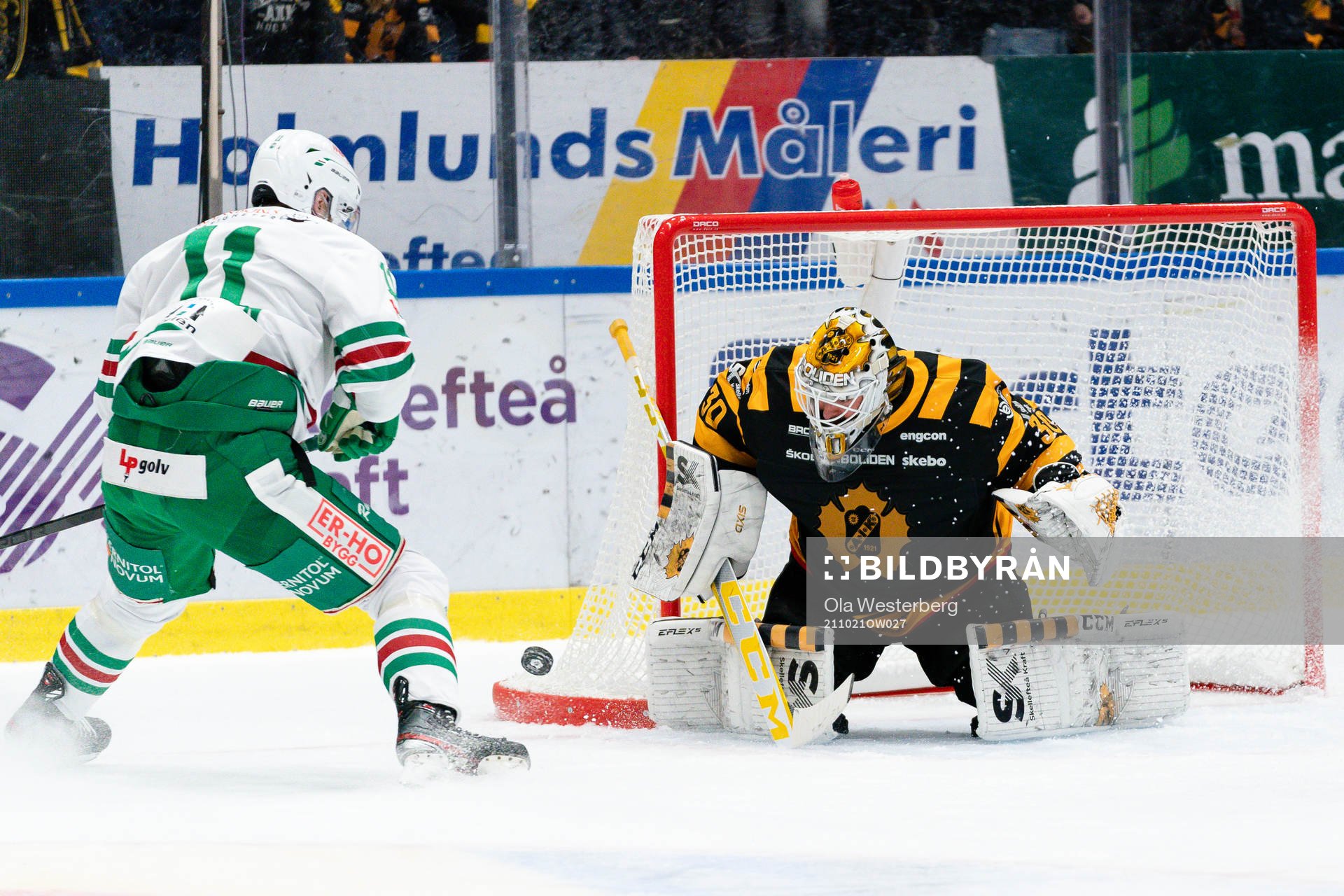Rögles Mattias Sjögren och Skellefteås målvakt Gustaf