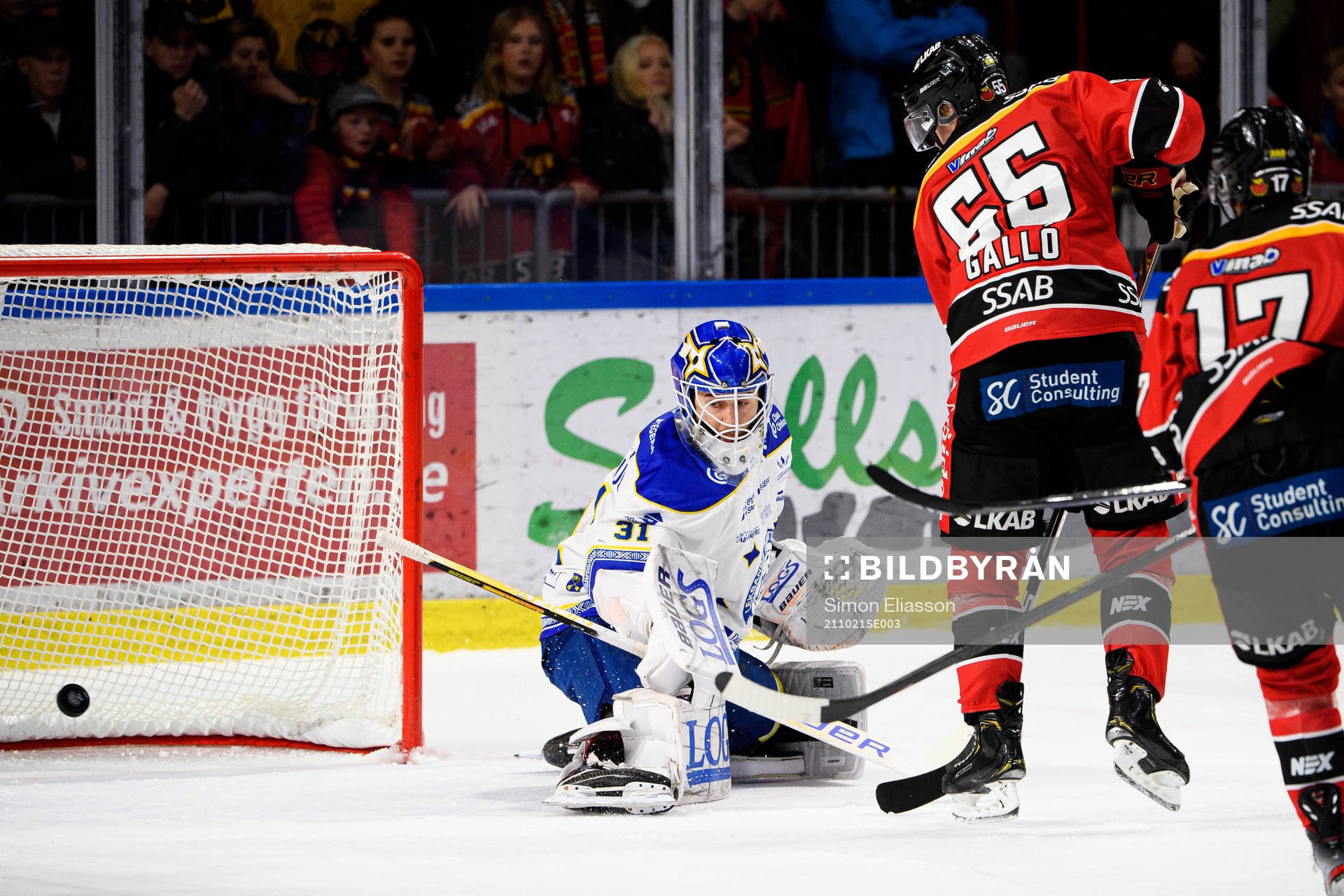Luleås Vilmos Gallo oroar framför Leksands målvakt
