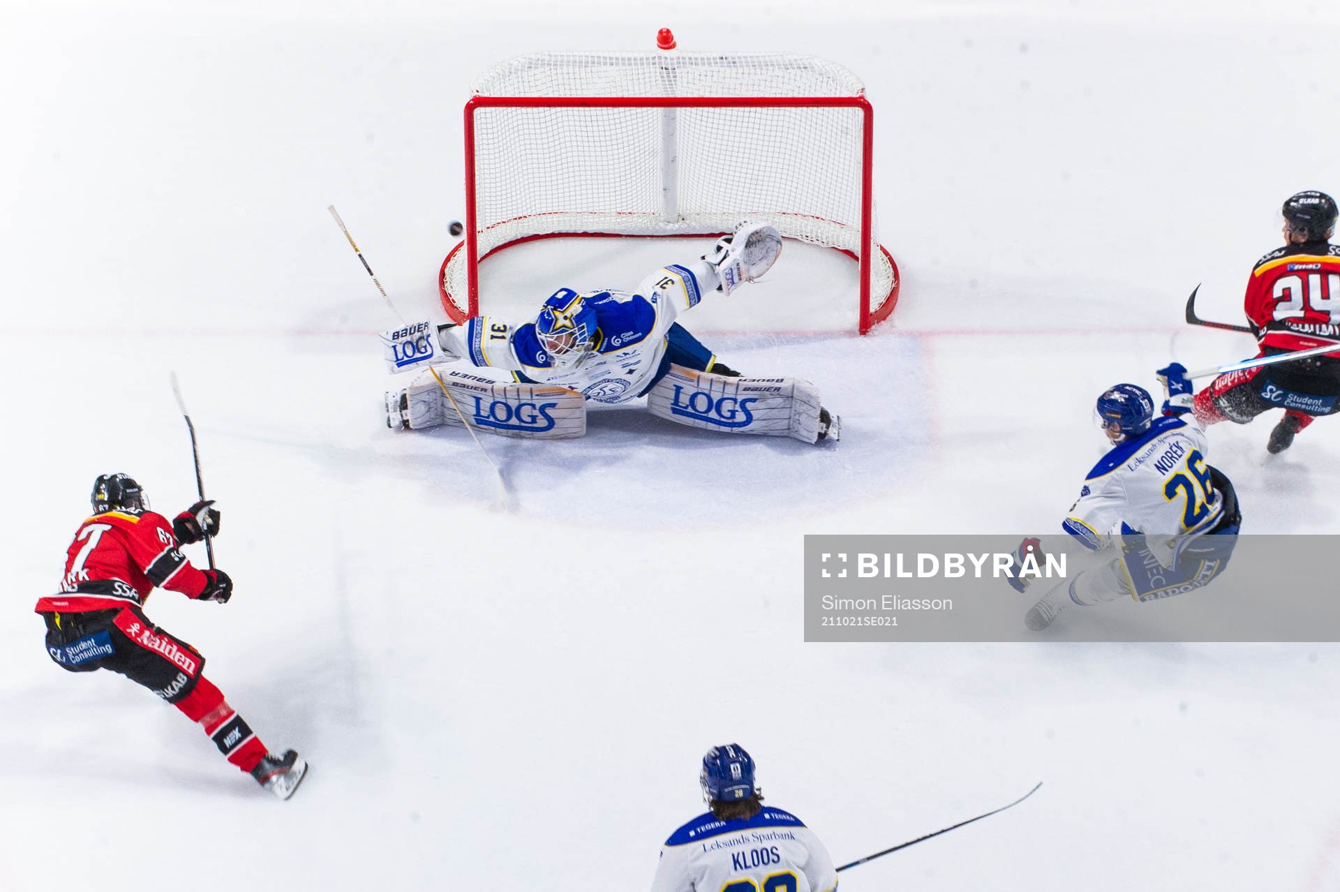 Luleås Linus Omark träffar stolpen bakom Leksands