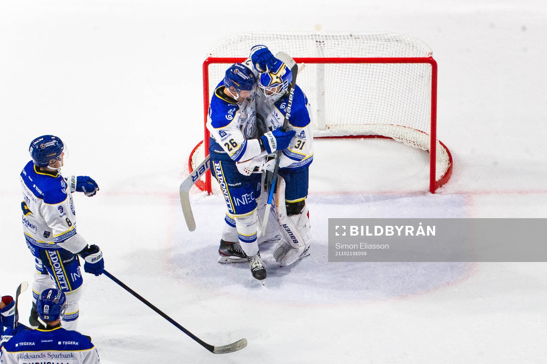 Leksands Patrik Norén och målvakt Kasimir Kaskisuo jublar