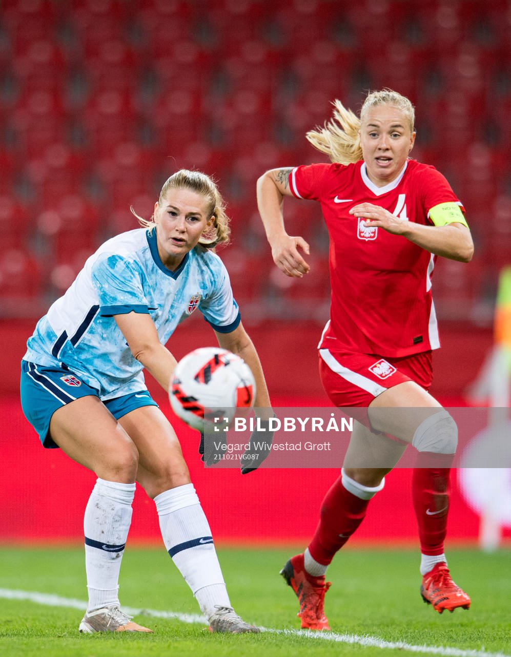 Lisa-Marie Karlseng Utland of Norway and Paulina Dudek of