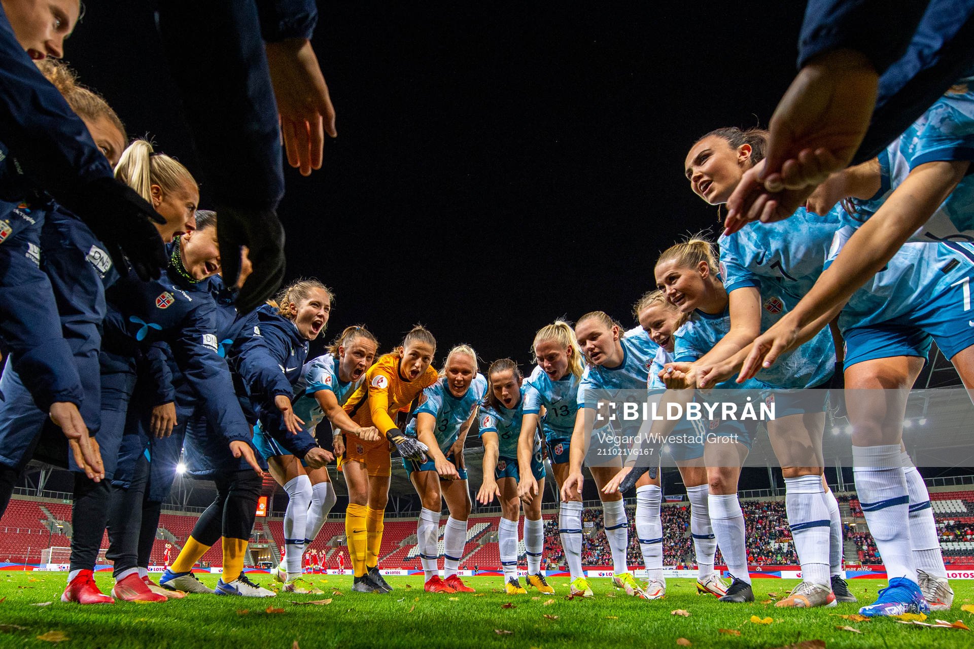 Goalkeeper Aurora Mikalsen, Caroline Graham Hansen, goalkeeper Cecilie Fiskerstrand, Maria Thorisdottir, Tuva Hansen, Guro Bergsvand, Frida Maanum, Julie Blakstad, Lisa-Marie Karlseng Utland, Ingrid Syrstad Engen and players of Norway gather in a circle ahead of the FIFA Women's World Cup Qualifier football match between Poland and Norway on October 21, 2021 in Lodz.
