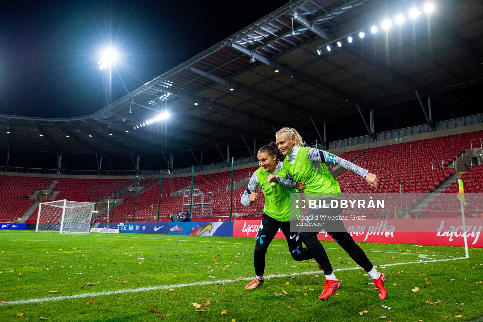 Vilde Bøe Risa and Karina Sævik of Norway warm up