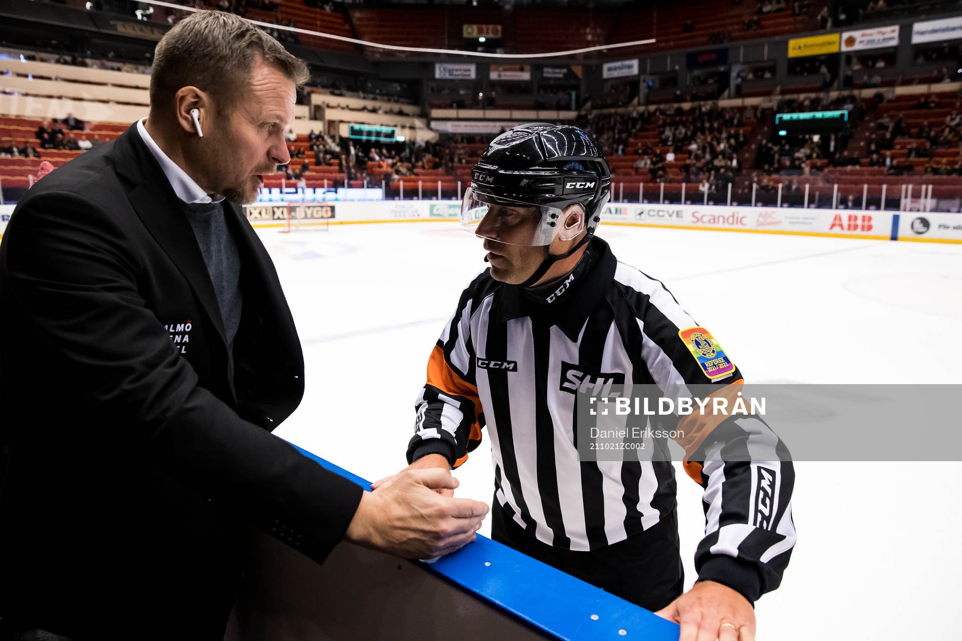 Malmö Redhawks tränare Joakim Fagervall och domare Sören