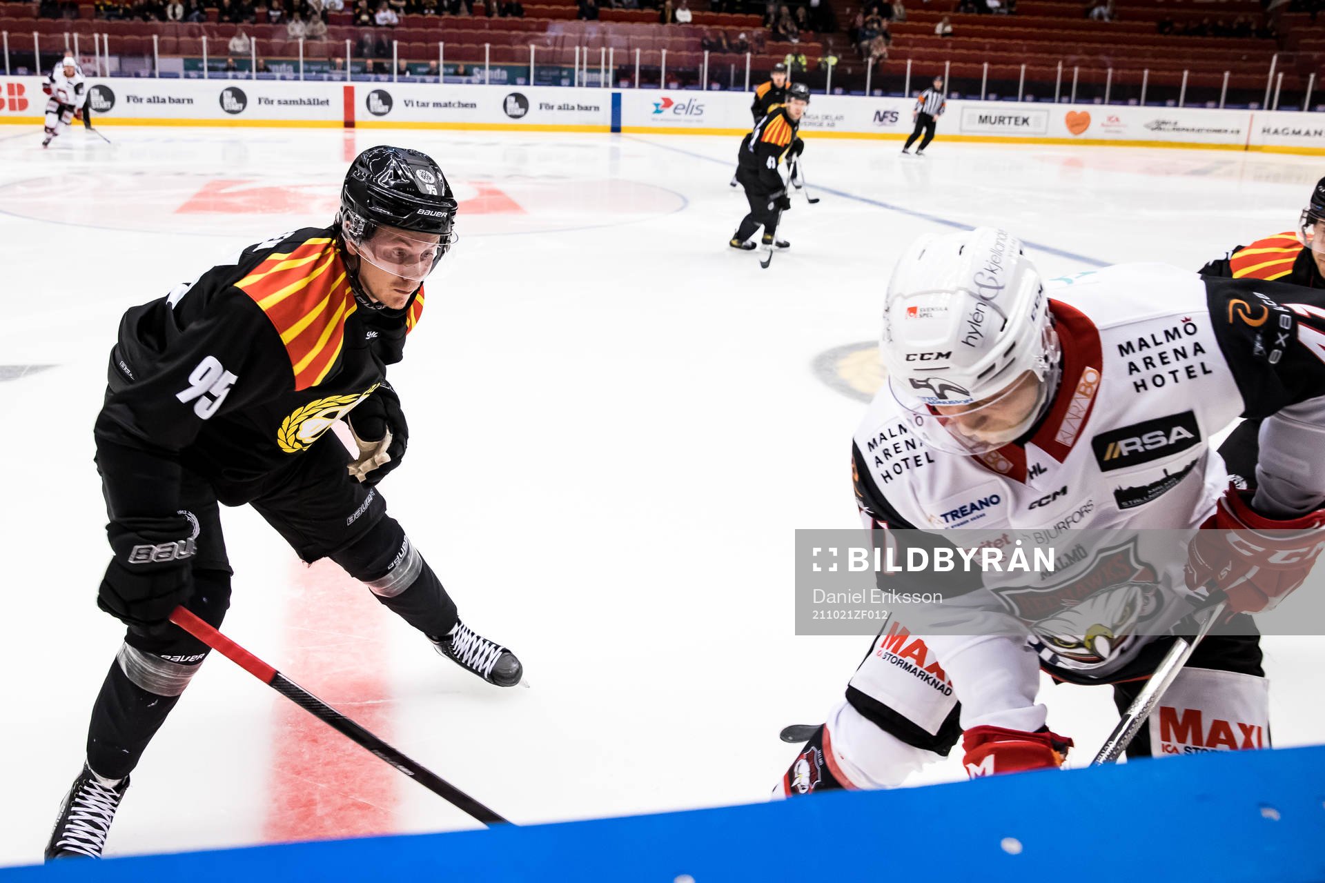Brynäs Nick Olesen och Malmö Redhawks Jaedon Descheneau
