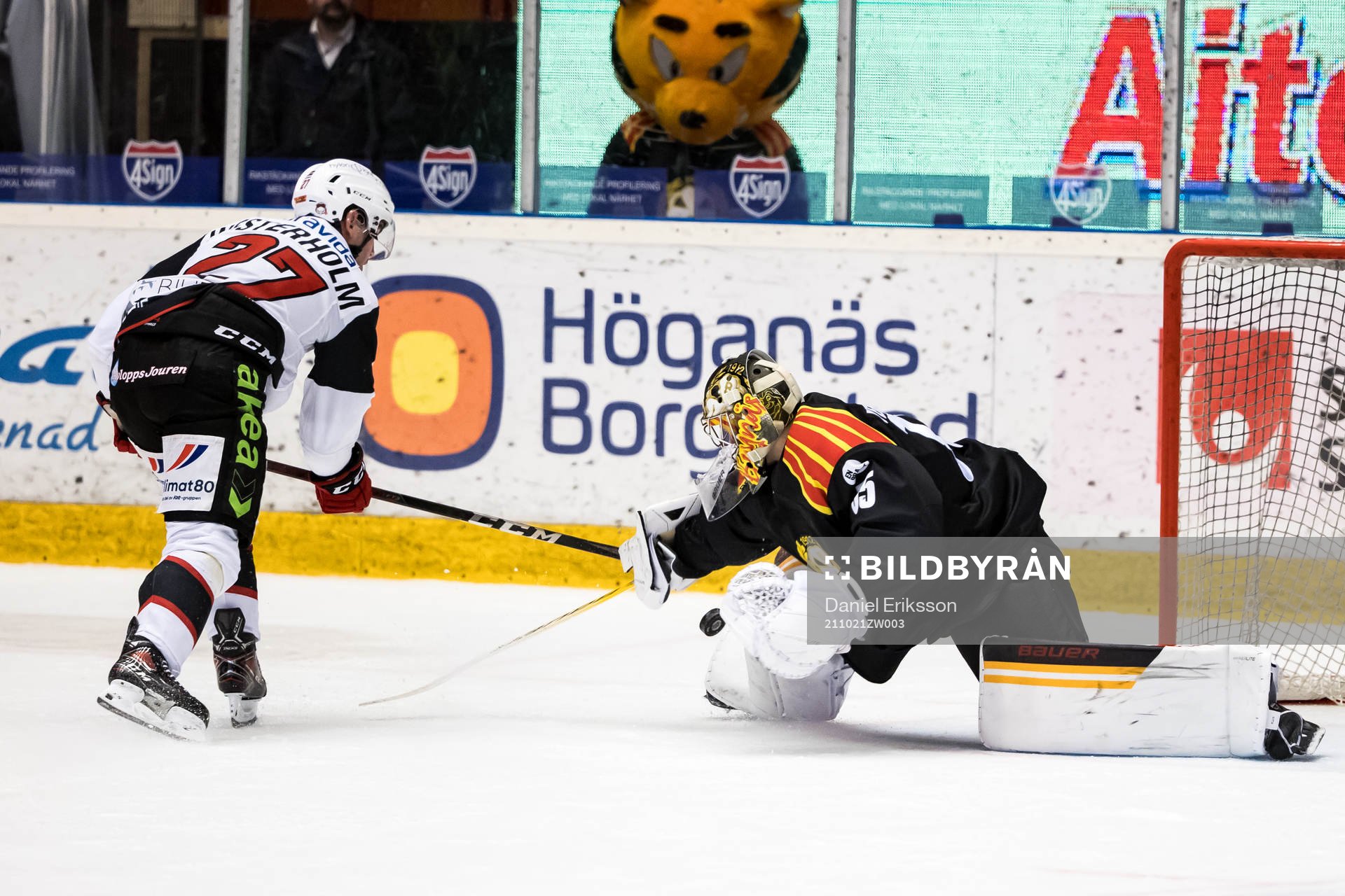 Brynäs målvakt Veini Vehviläinen räddar straff från