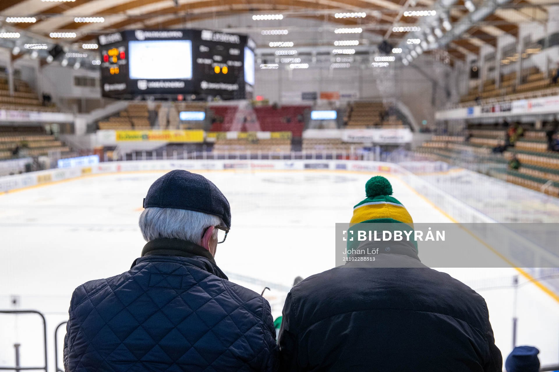 Björklövens supportrar väntar på matchstart innan