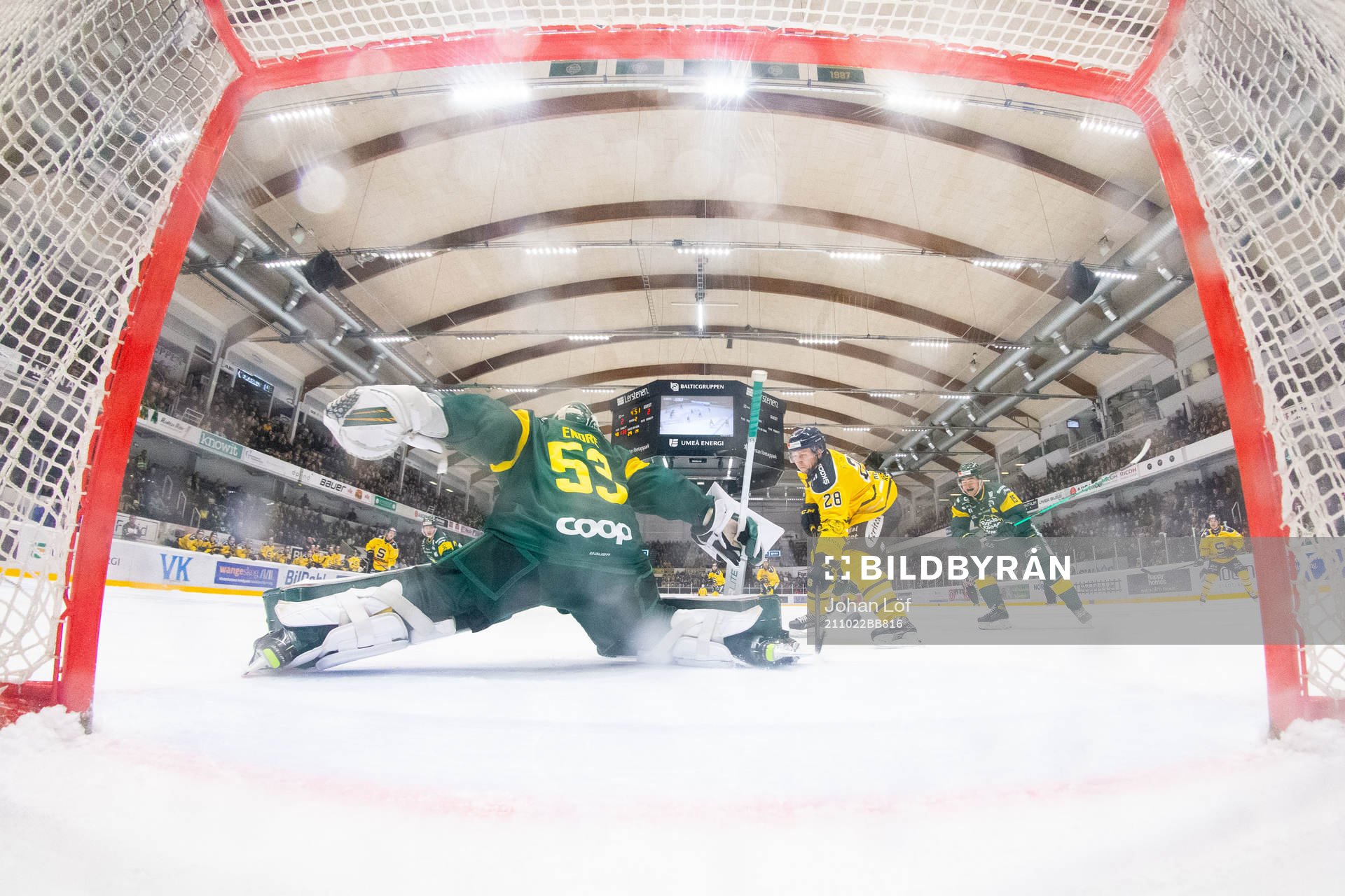 Björklövens målvakt Claes Endre och Södertäljes Emil