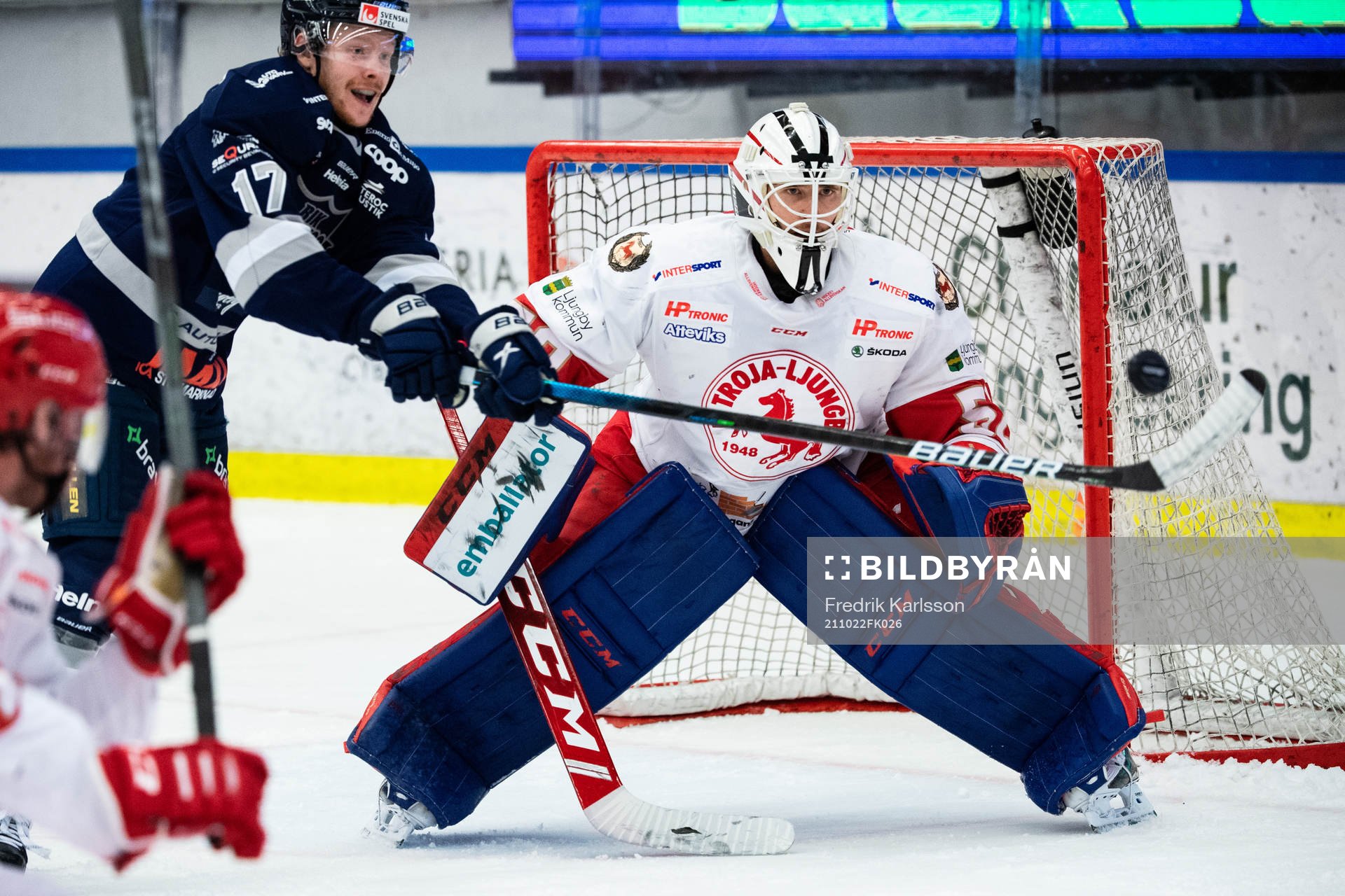 Karlskogas David Lindquist och Troja-Ljungbys   målvakt