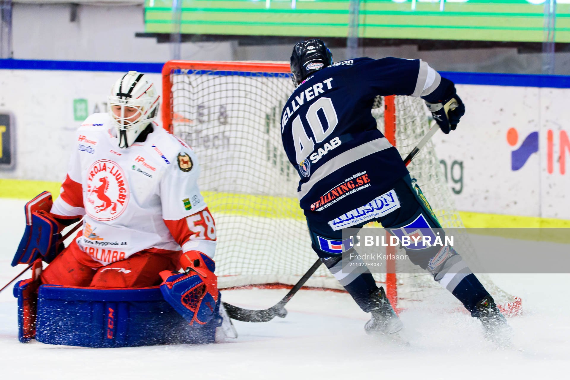 Karlskogas Kalle Jellvert skjuter 2-2 bakom Troja-Ljungbys
