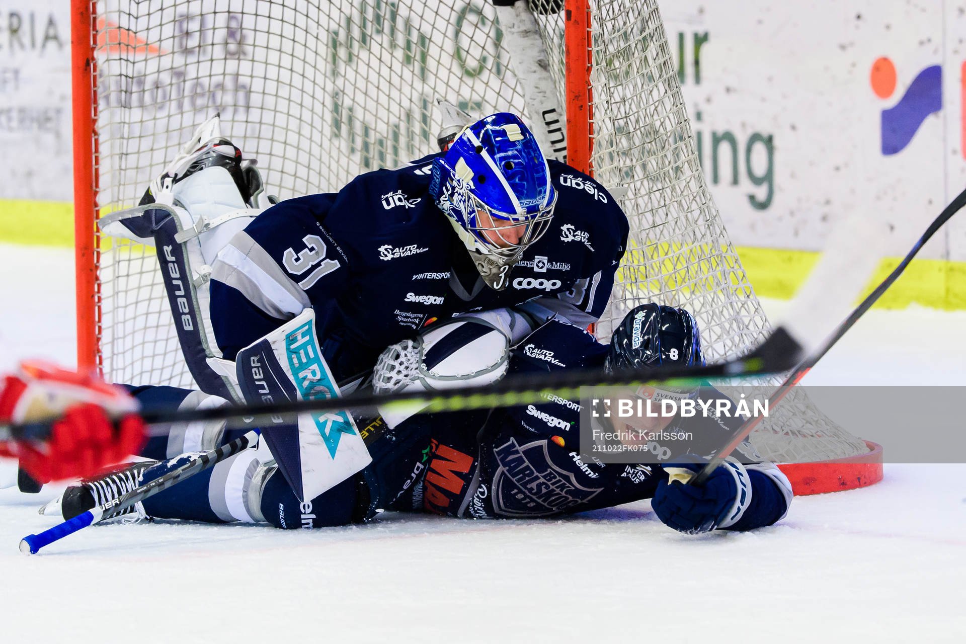 Karlskogas målvakt Marcus Hellgren och Albert Lyckåsen
