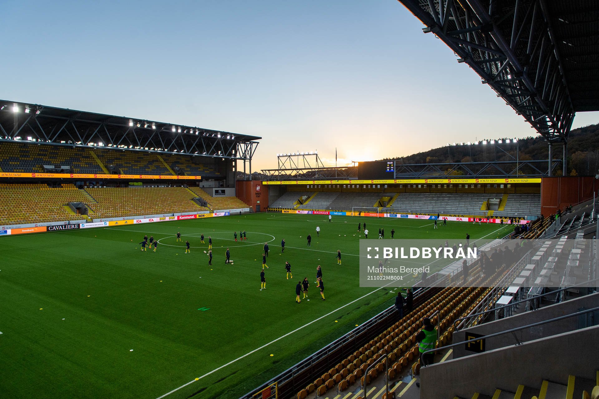 Spelarna värmer upp på Borås Arena