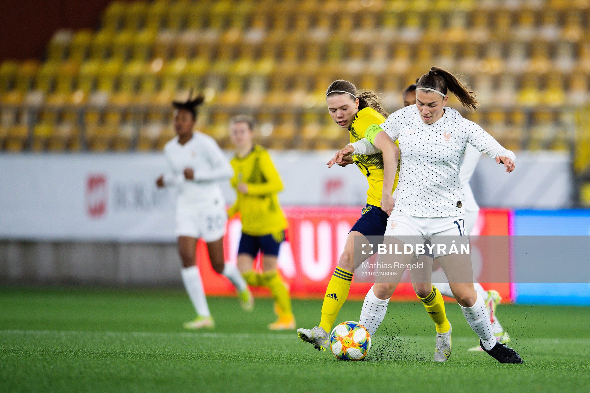 Sveriges Bea Sprung och Frankrikes Juliette Arthur under fotbollsmatchen i EM-kvalet för F17 mellan Sverige och Frankrike den 22 oktober 2021 i Borås.