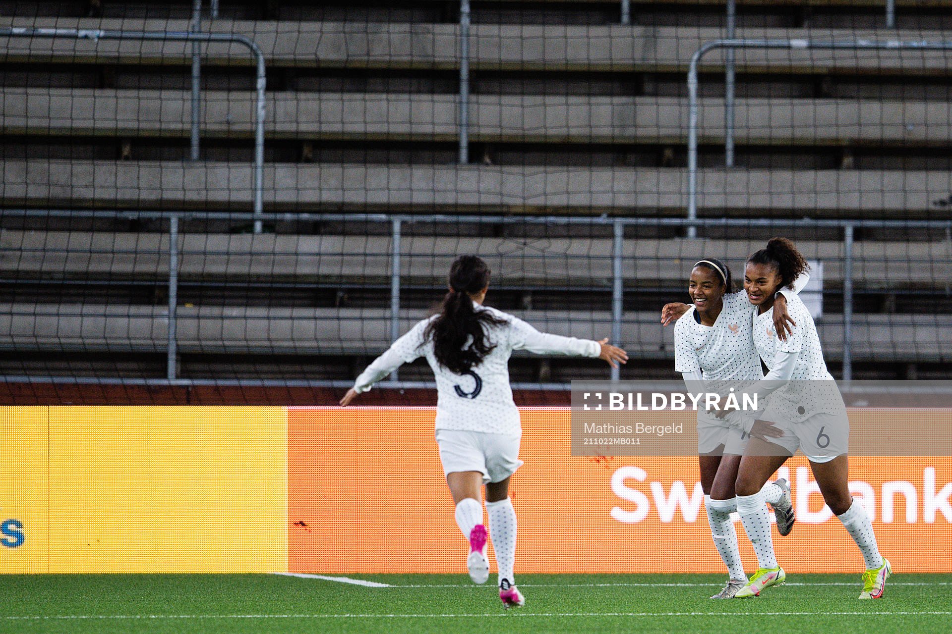 Frankrikes Louna Belhout Achi, Shana Chossenotte och Julie Swierot jublar efter 0-1 under fotbollsmatchen i EM-kvalet för F17 mellan Sverige och Frankrike den 22 oktober 2021 i Borås.