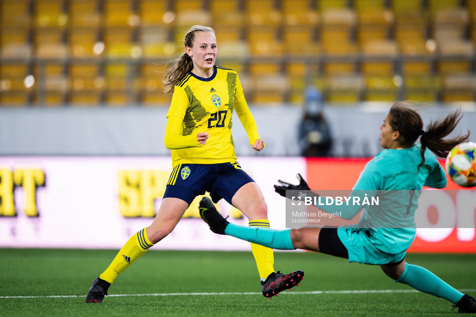 Sveriges Line Wessman gör 2-1 bakom Frankrikes målvakt Feerine Belhaj under fotbollsmatchen i EM-kvalet för F17 mellan Sverige och Frankrike den 22 oktober 2021 i Borås.