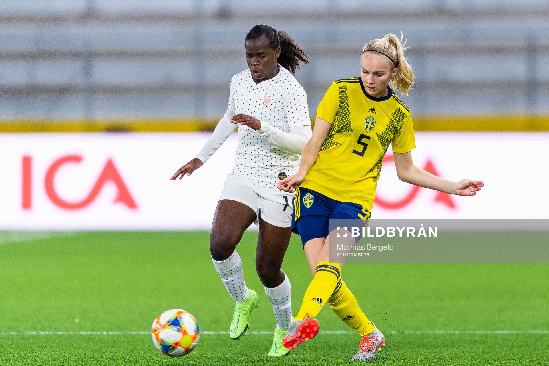 Frankrikes Kaysha Hassani och Sveriges Tova Persson under fotbollsmatchen i EM-kvalet för F17 mellan Sverige och Frankrike den 22 oktober 2021 i Borås.