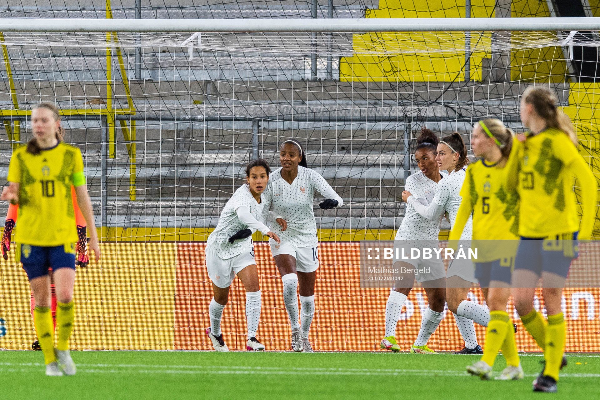 Frankrikes Louna Belhout Achi, Shana Chossenotte, Julie