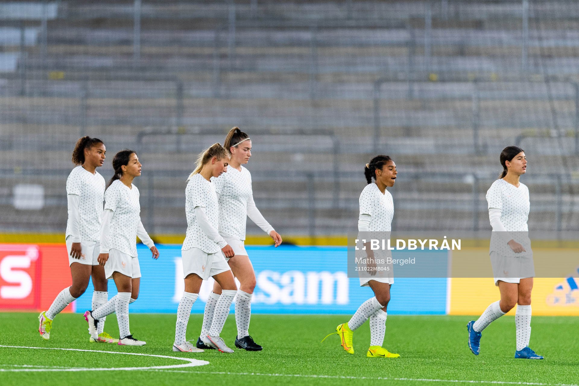 Frankrikes Lola Gsalter, Juliette Arthur, Fiona Liaigre och Alice Marques efter fotbollsmatchen i EM-kvalet för F17 mellan Sverige och Frankrike den 22 oktober 2021 i Borås.