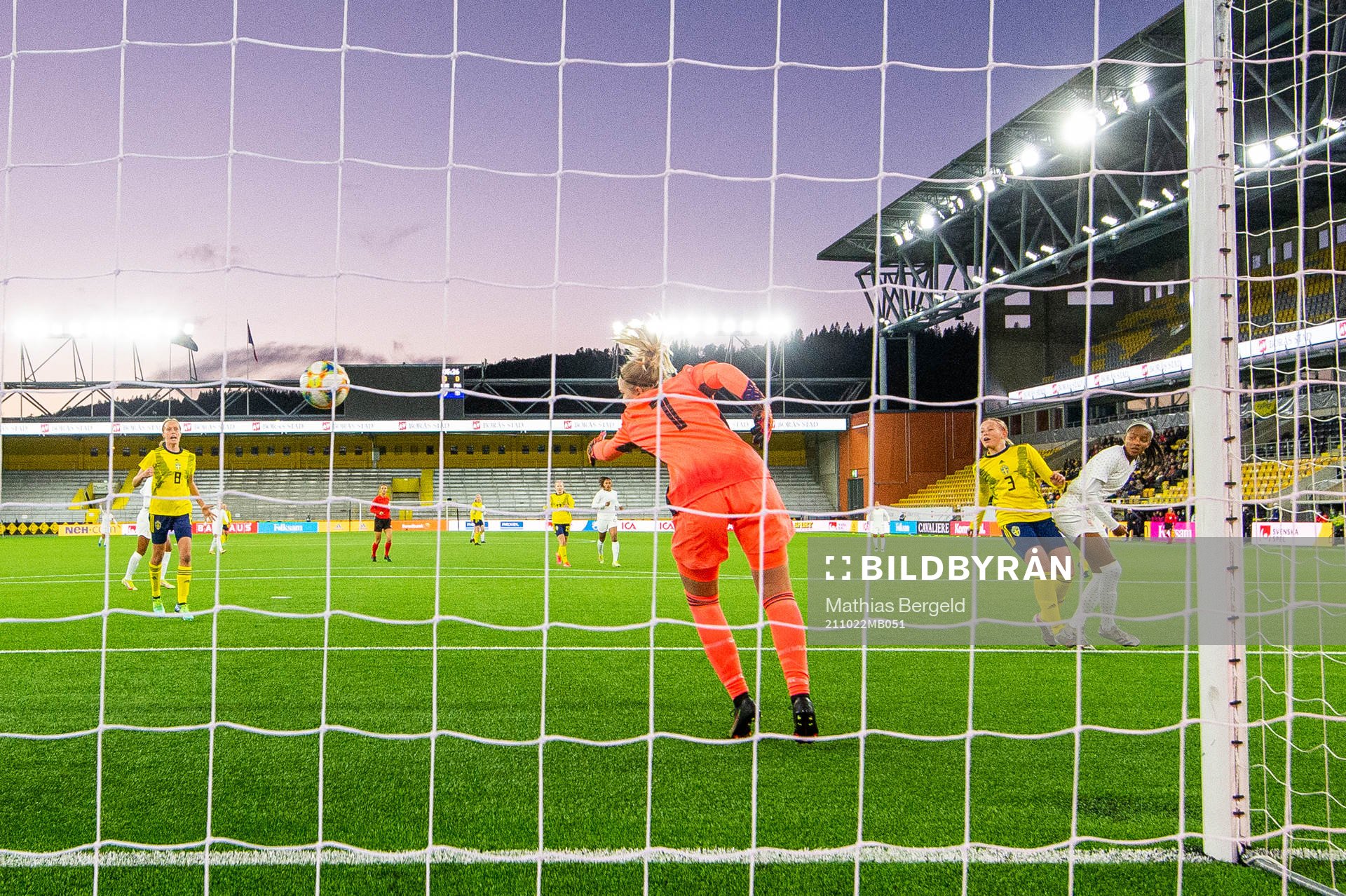 Frankrikes Shana Chossenotte gör 1-0 bakom Sveriges