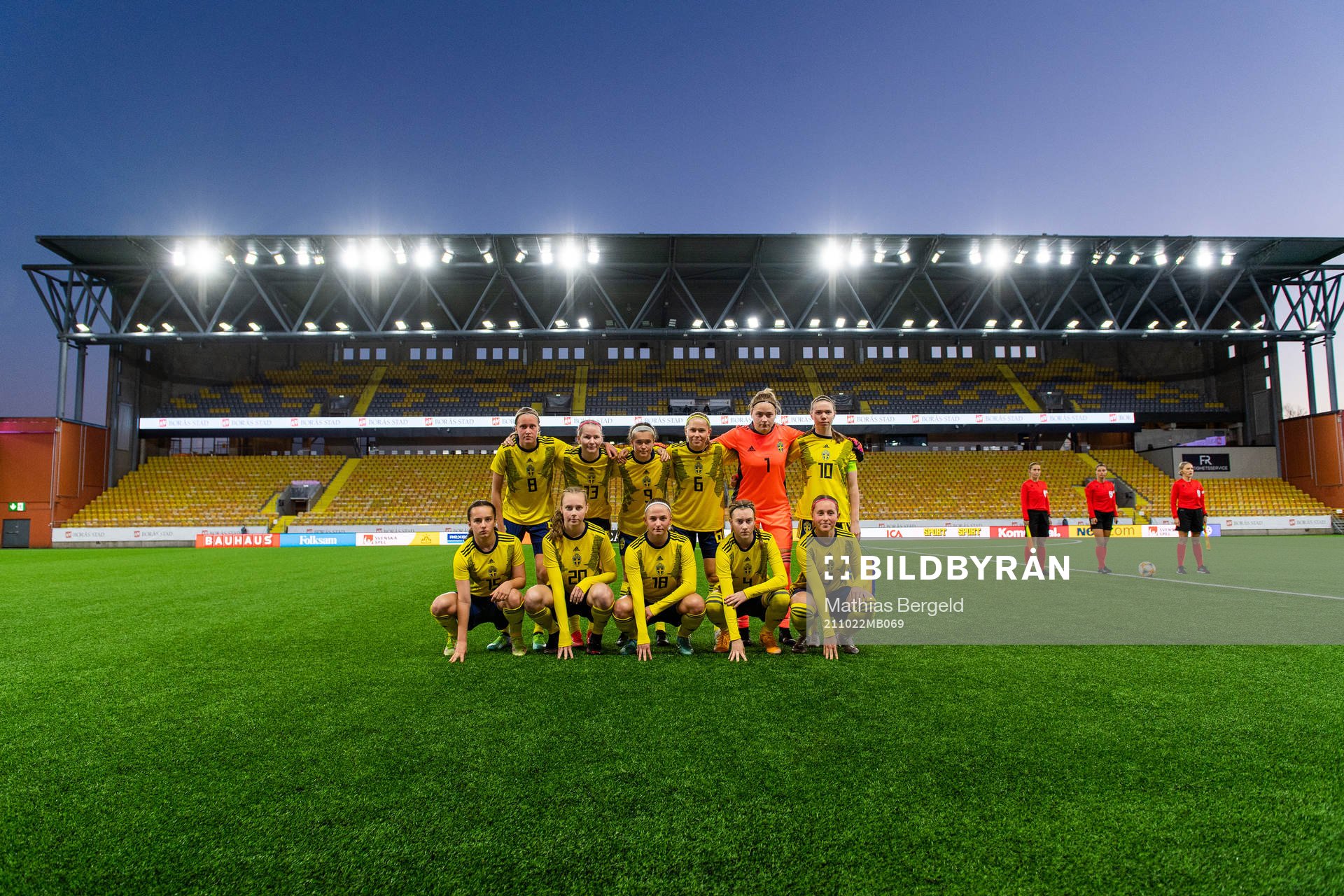 Sveriges startelva poserar för en lagbild inför fotbollsmatchen i EM-kvalet för F17 mellan Sverige och Frankrike den 22 oktober 2021 i Borås. Övre raden fr.v. Klara Svensson Senelius, Klara Fagerström, Erica Persson Welin, Ida Garmfors, målvakt Mathilda Andersson, Bea Sprung. Nedre raden fr.v. Victoria Svanström, Line Wessman, Tuva Skoog, Agnes Mårtensson och Petronella Winblad .