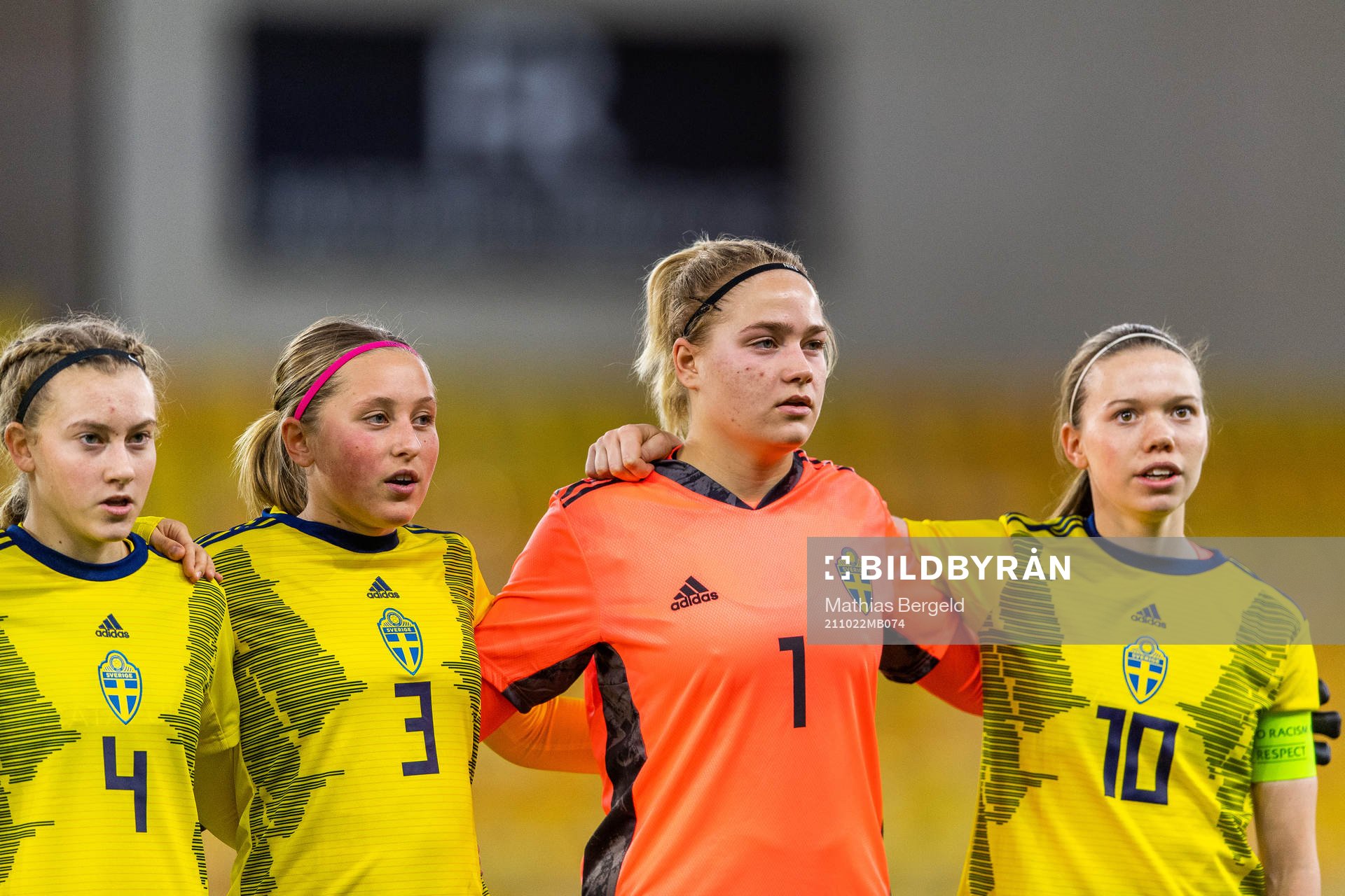 Sveriges Agnes Mårtensson, Petronella Winblad, målvakt Mathilda Andersson och Bea Sprung inför fotbollsmatchen i EM-kvalet för F17 mellan Sverige och Frankrike den 22 oktober 2021 i Borås.