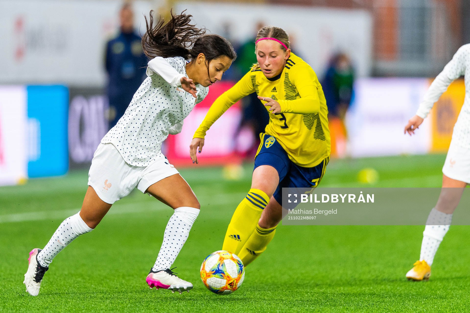 Frankrikes Louna Belhout Achi och Sveriges Petronella