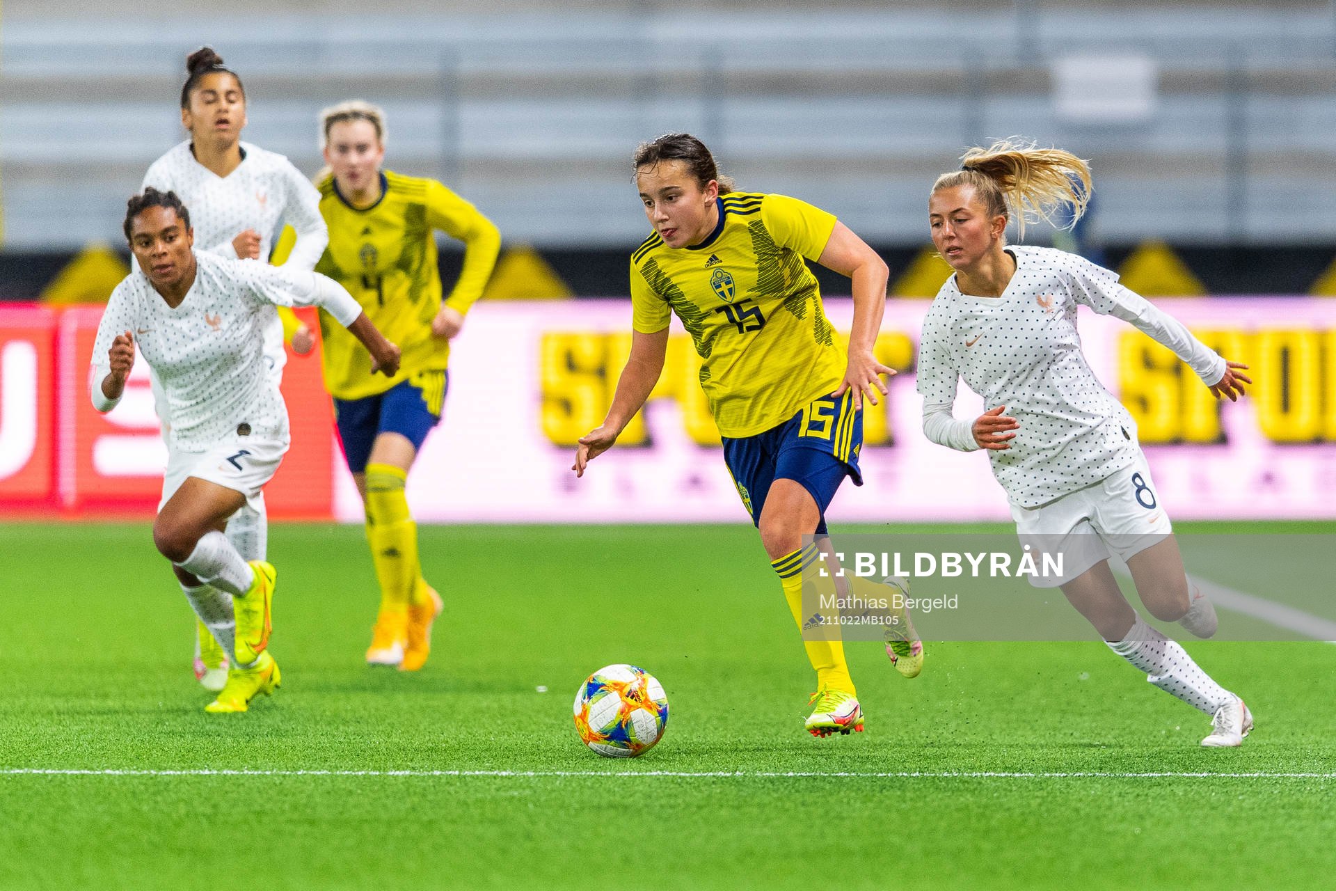 Sveriges Victoria Svanström och Frankrikes Lola Gsalter under fotbollsmatchen i EM-kvalet för F17 mellan Sverige och Frankrike den 22 oktober 2021 i Borås.