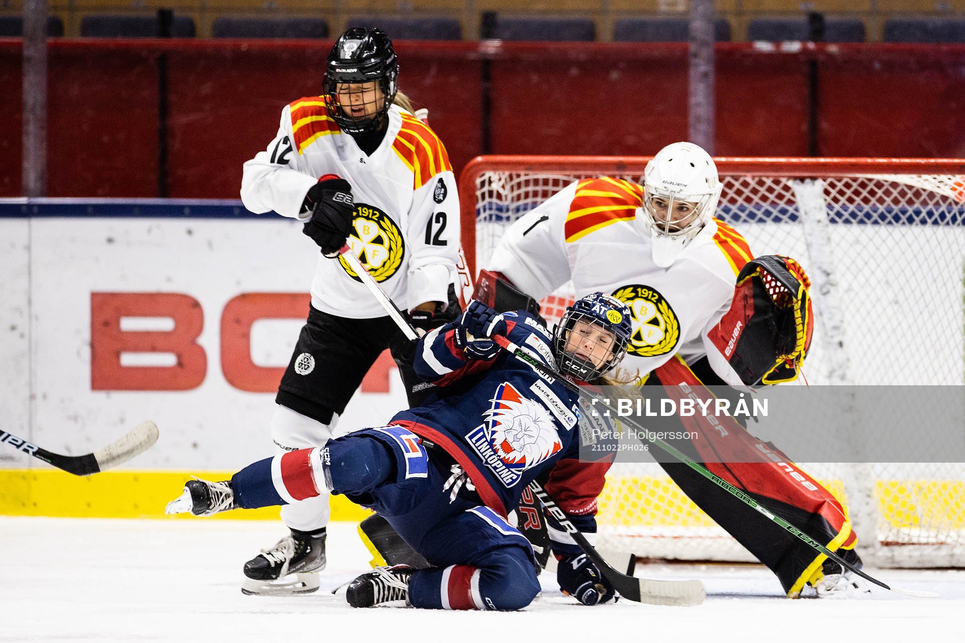 Brynäs  Fanny Brolin och  målvakt Evelina Mäkinen  mot