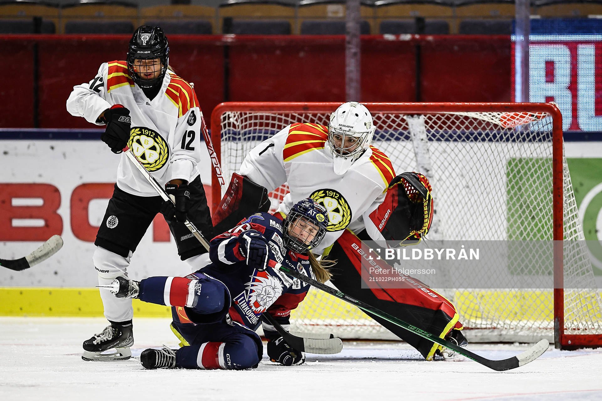 Brynäs Mina Waxin, målvakt Evelina Mäkinen och