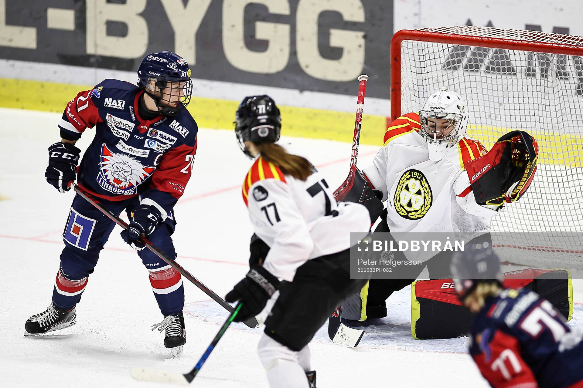 Linköpings Madelen Haug Hansen och Brynäs målvakt