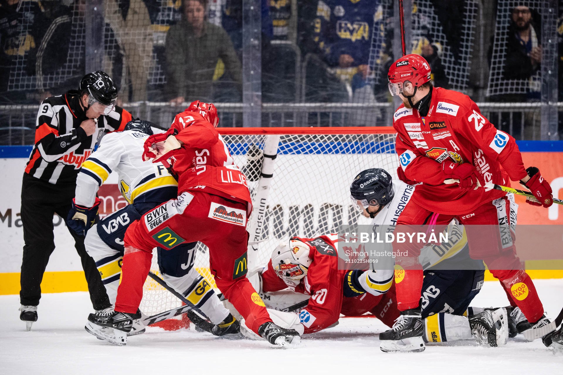s Fredrik Forsberg bakom Almtunas målvakt Oscar Leijon