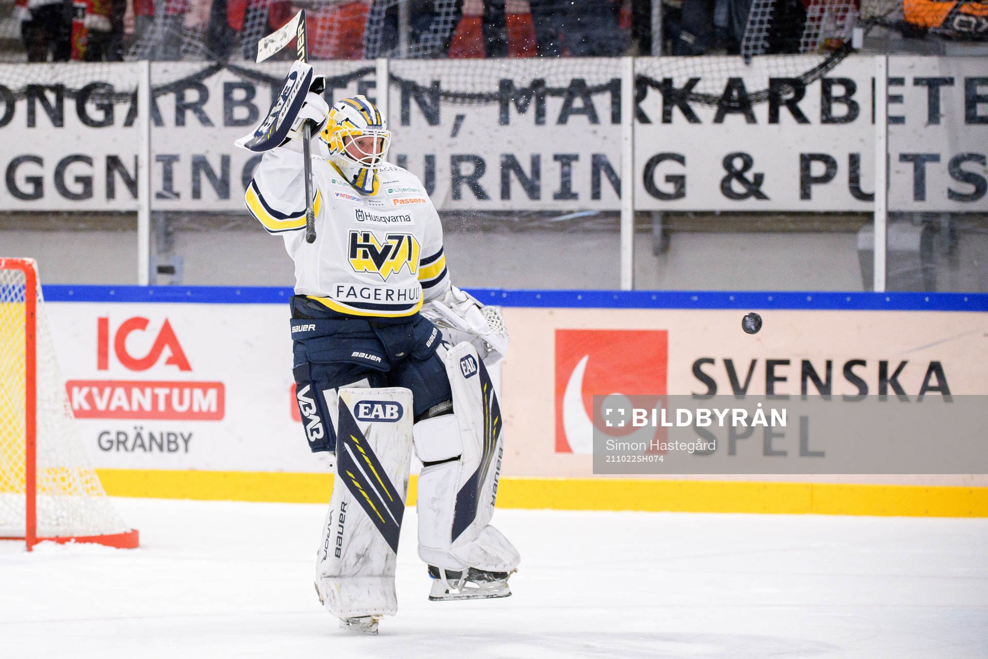 s målvakt Jonas Gunnarsson jublar