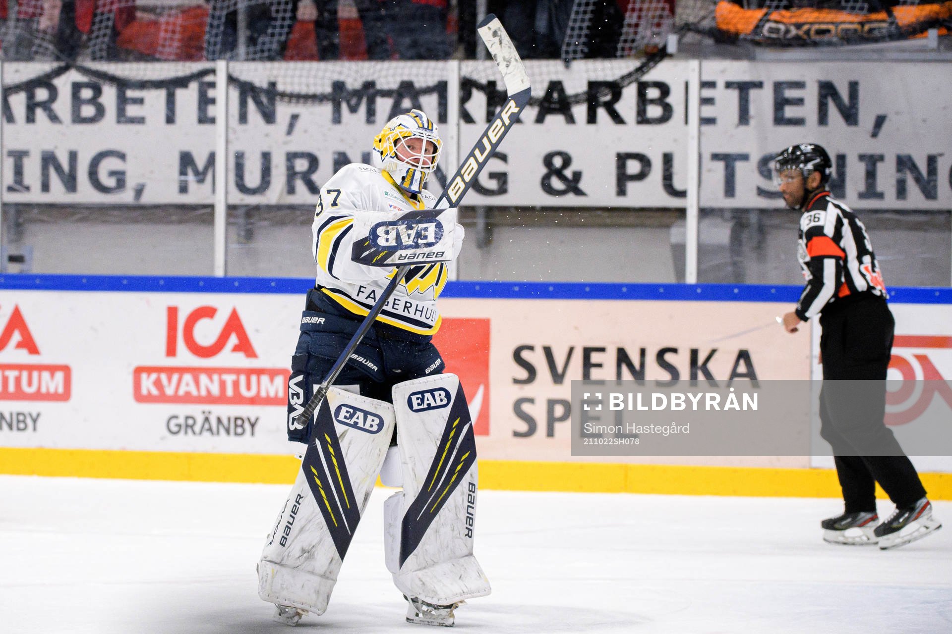 s målvakt Jonas Gunnarsson jublar