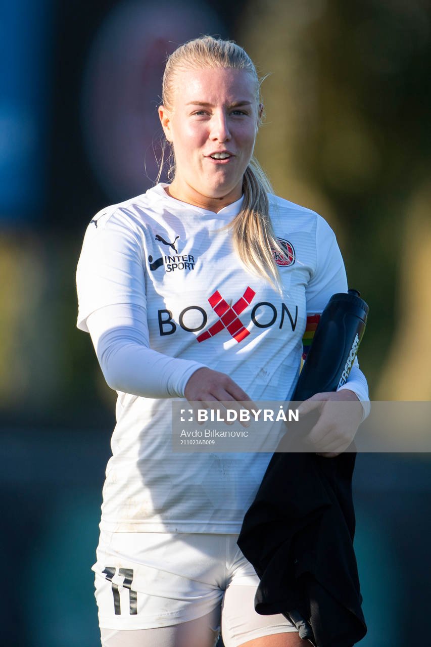 +hio+Amanda Strandh efter slutsignalen under fotbollsmatchen i Division 1 södra mellan Hittarp och Hammenhög den 23 oktober 2021 i Helsingborg.