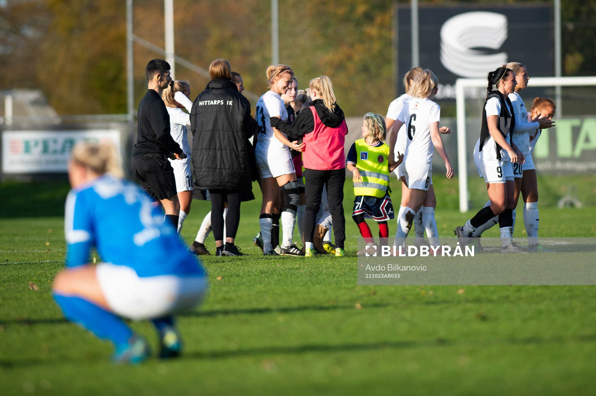 Hittarps spelare jublar  medan Hammenhögs Johanna Persson