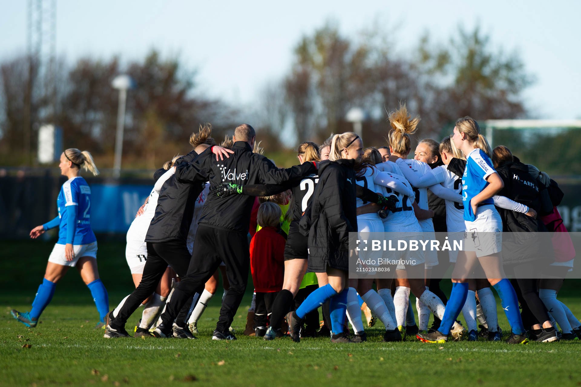 Hittarps spelare jublar  medan Hammenhögs Johanna Persson
