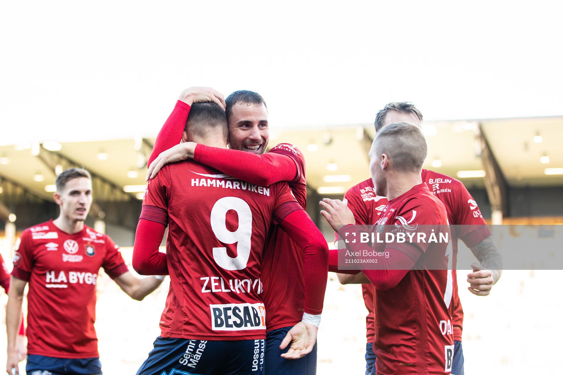 Örgrytes Ajdin Zeljkovic och Jonathan Azulay jublar efter 0-1 under fotbollsmatchen i Superettan mellan Jönköpings Södra och Örgryte den 23 oktober 2021 i Jönköping. 
