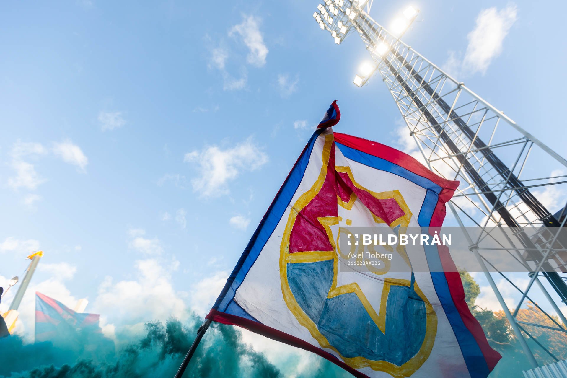 En flagga med Örgrytes logotyp