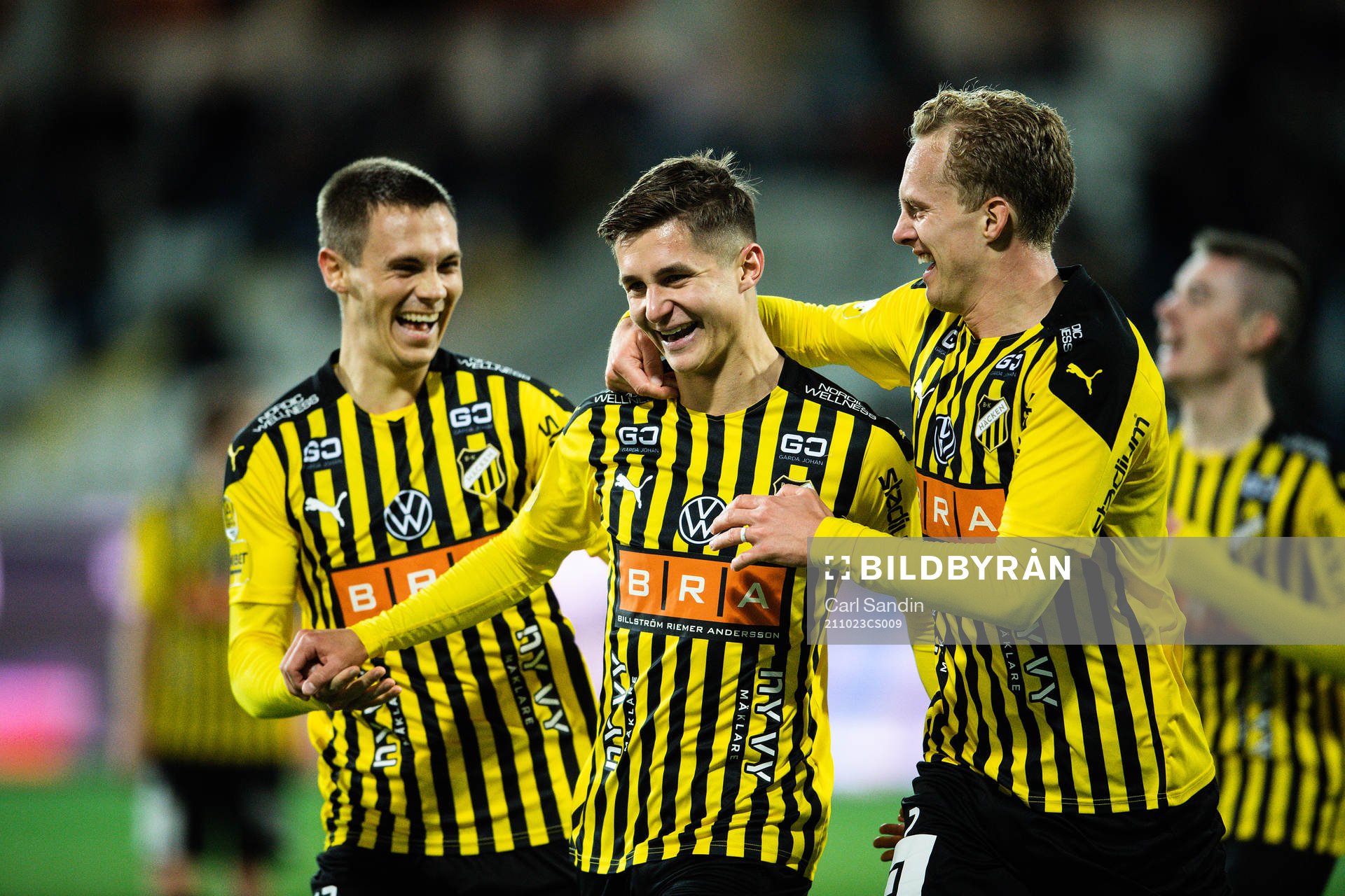 Häckens Patrik Wålemark, Leo Bengtsson och Gustav Berggren jublar efter 2-1 under fotbollsmatchen i Allsvenskan mellan Häcken och Halmstad den 23 oktober 2021 i Göteborg.