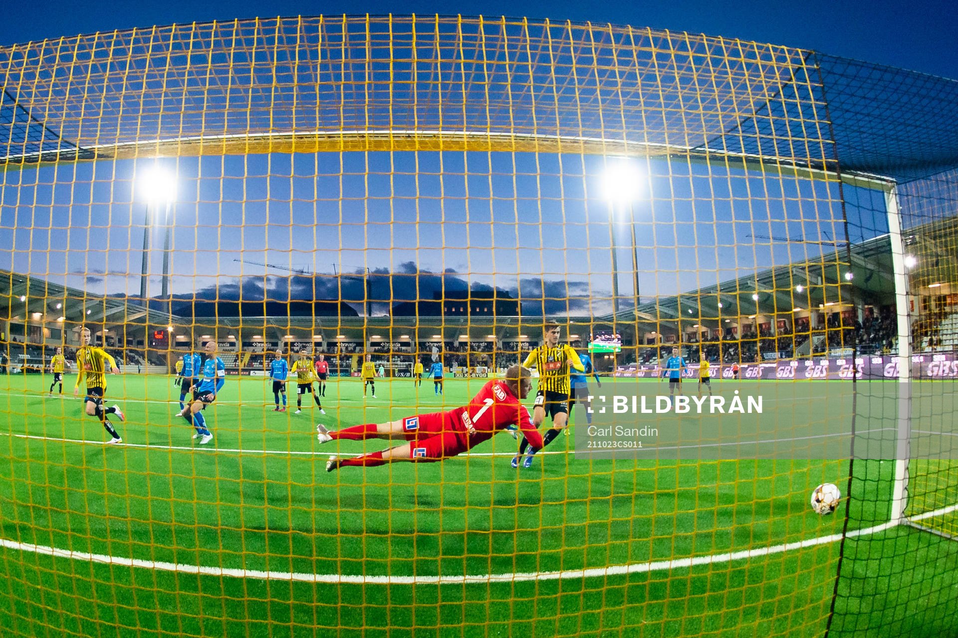 Häckens Jasse Tuominen gör 1-1 bakom Halmstads målvakt