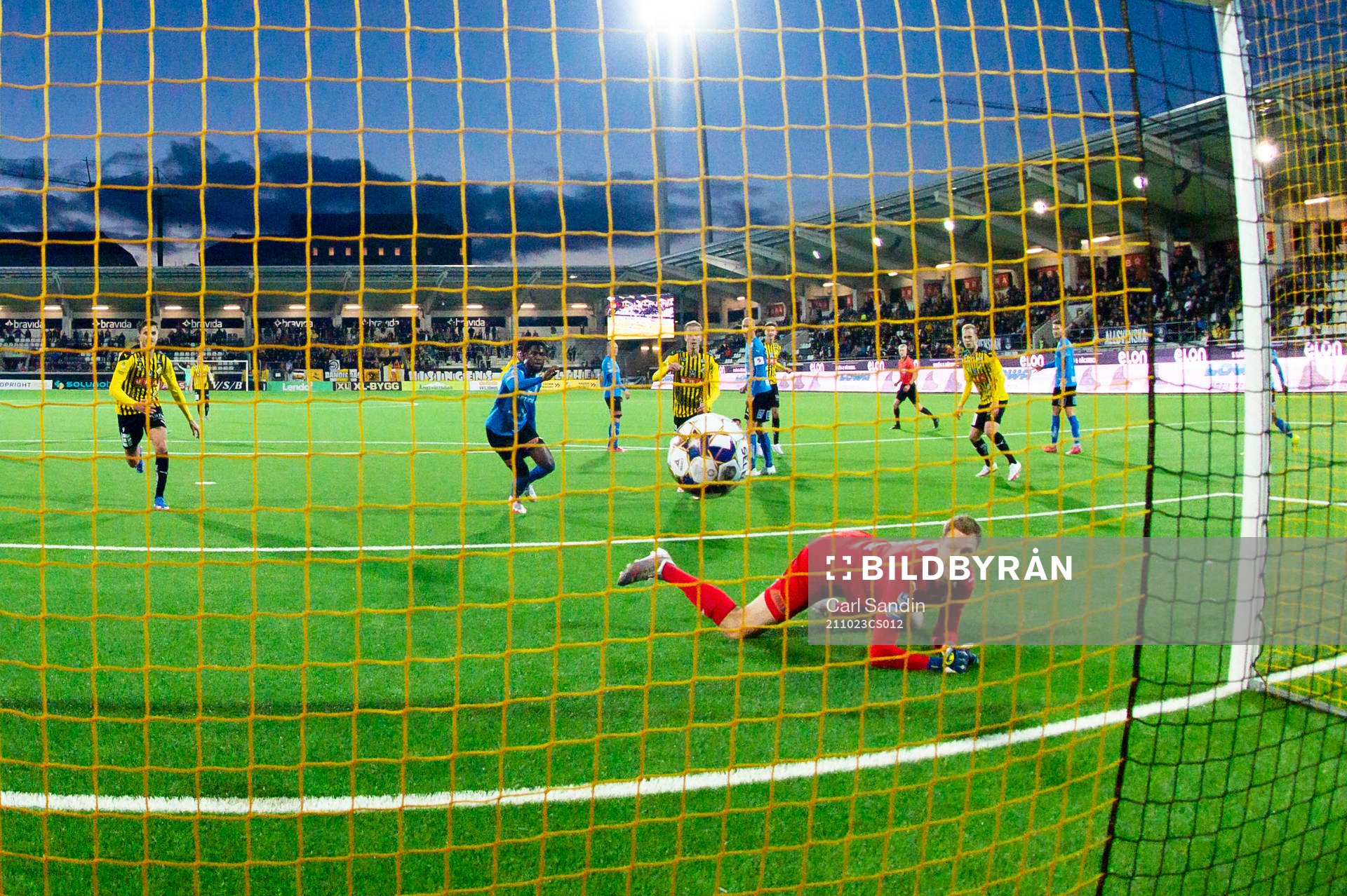Häckens Leo Bengtsson gör 2-1 bakom Halmstads målvakt