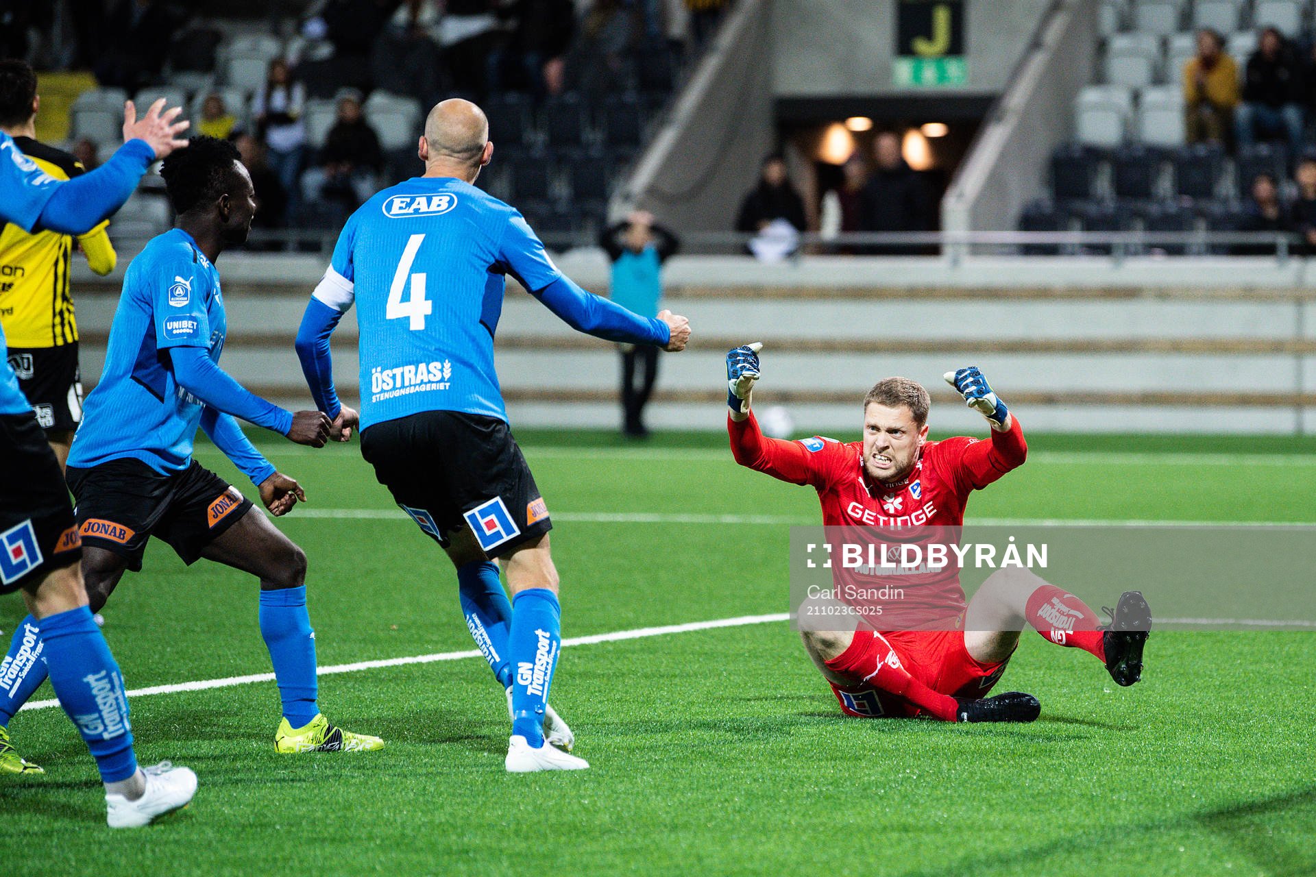 Halmstads målvakt Malkolm Nilsson Säfqvist jublar